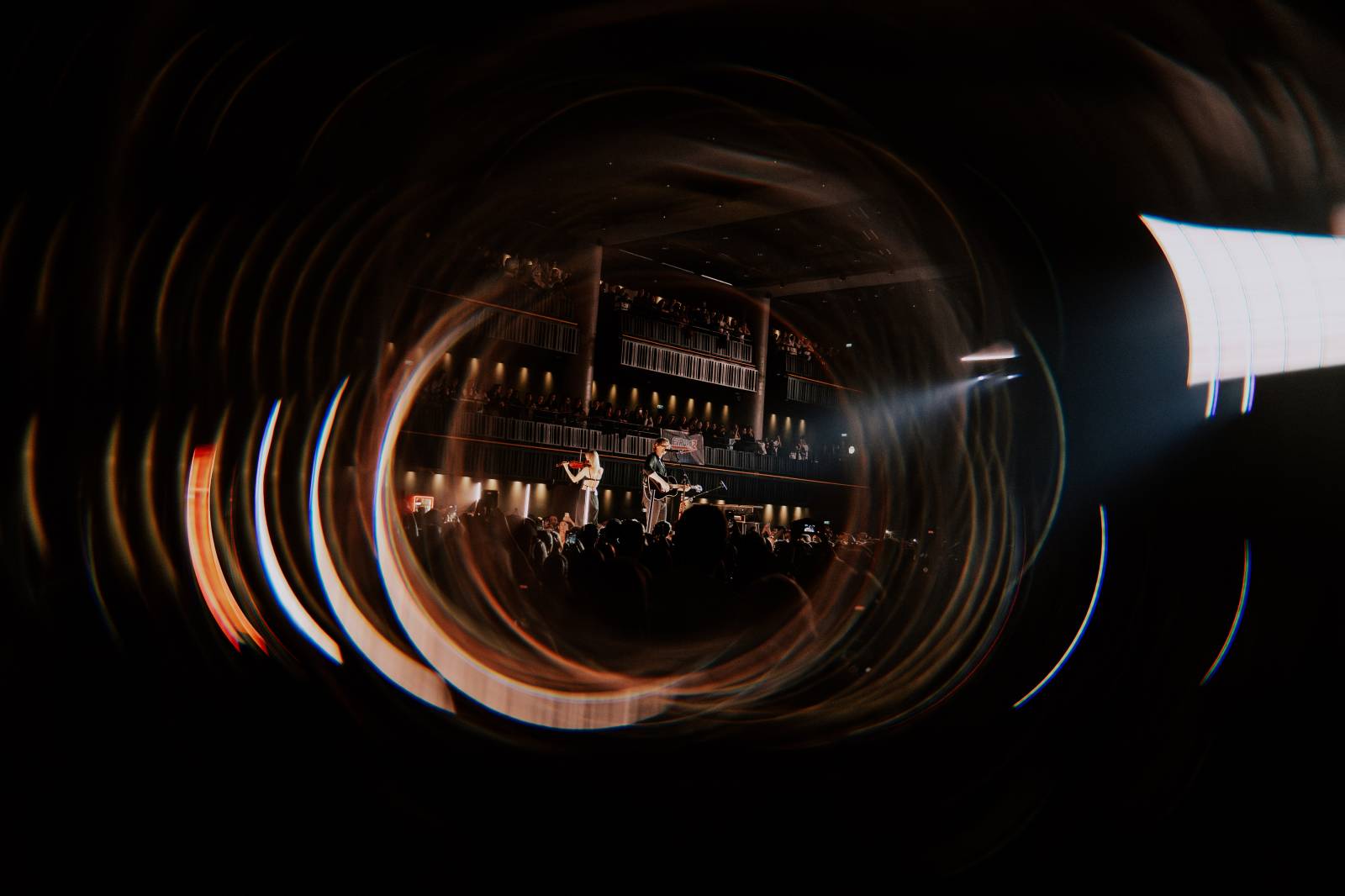 Dean Lewis se po třech letech vrátil do Prahy, vyprodal Forum Karlín