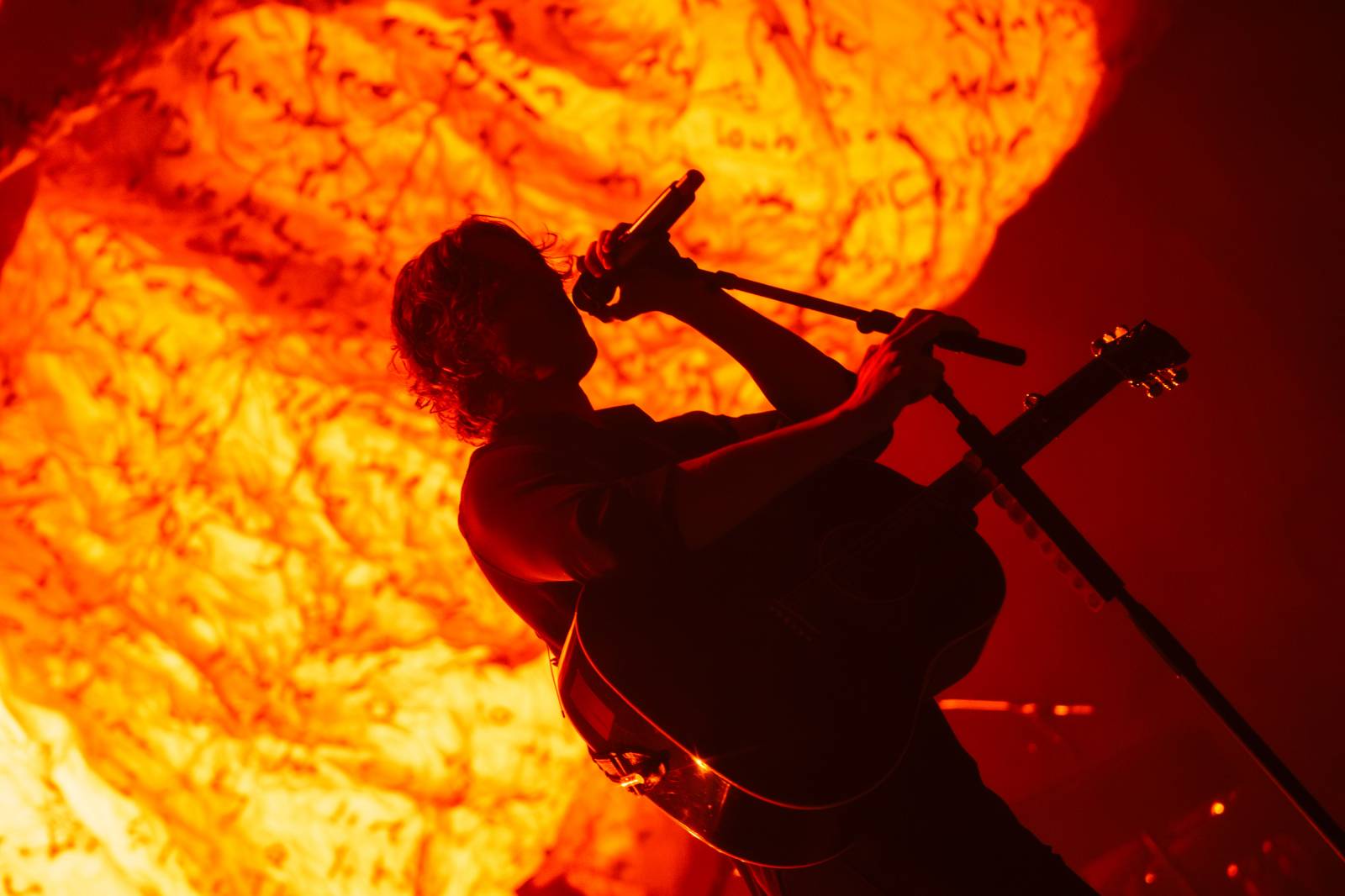Dean Lewis se po třech letech vrátil do Prahy, vyprodal Forum Karlín