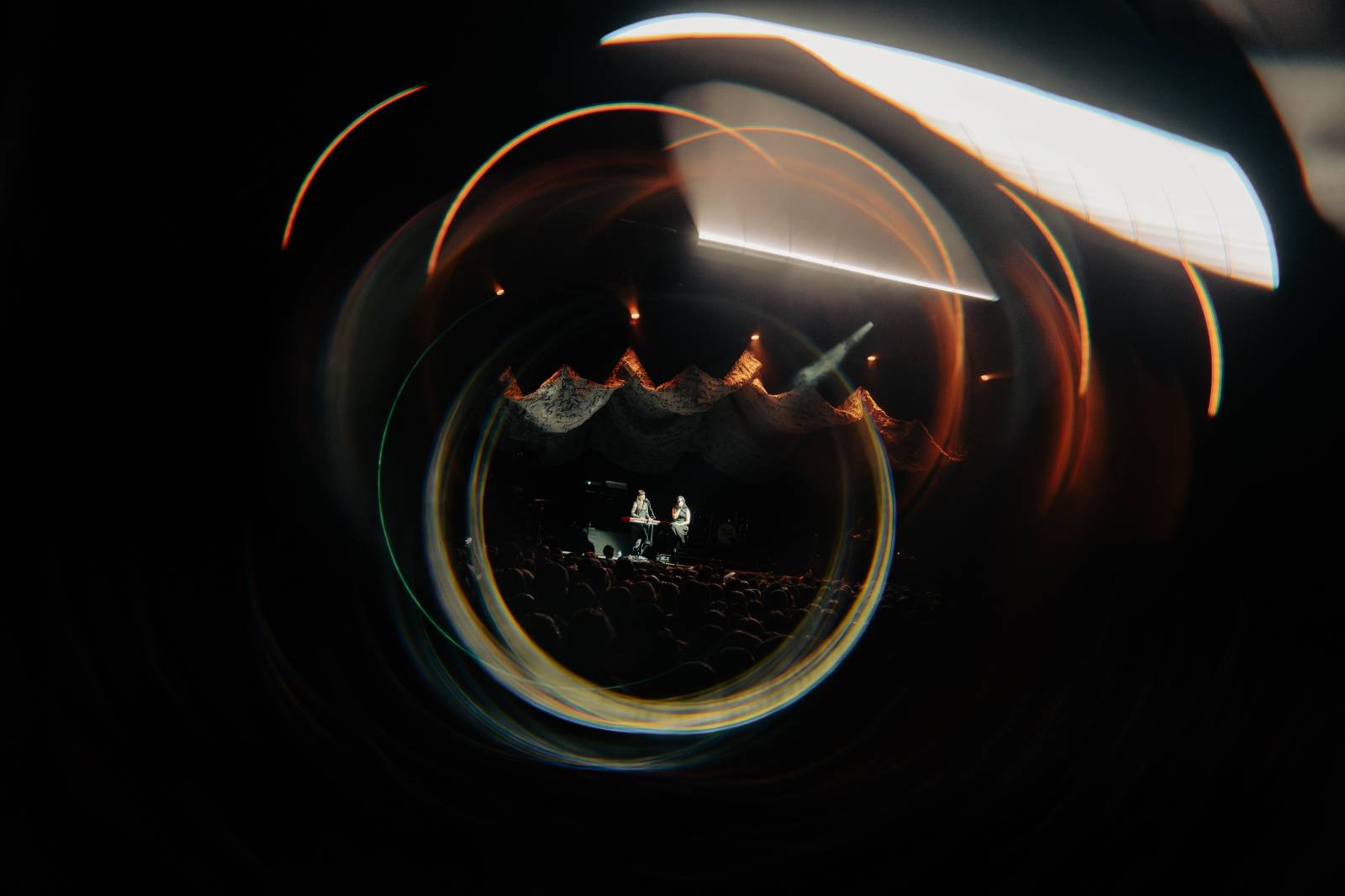 Dean Lewis se po třech letech vrátil do Prahy, vyprodal Forum Karlín