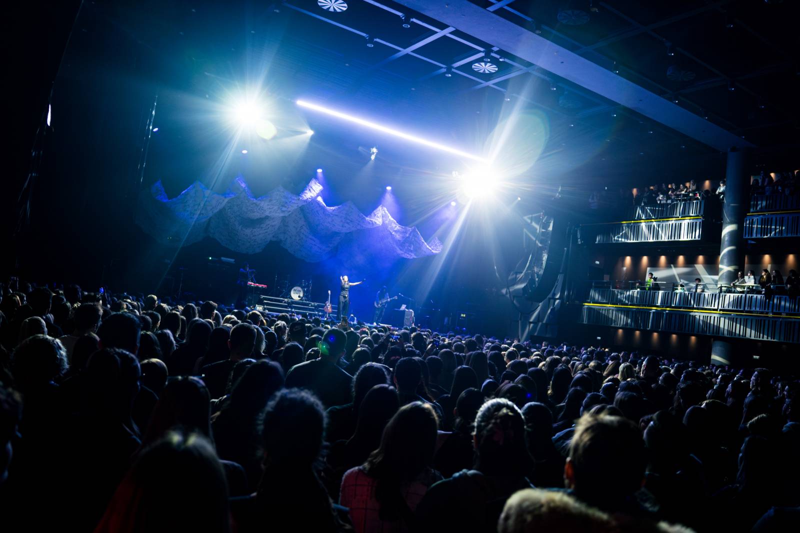 Dean Lewis se po třech letech vrátil do Prahy, vyprodal Forum Karlín