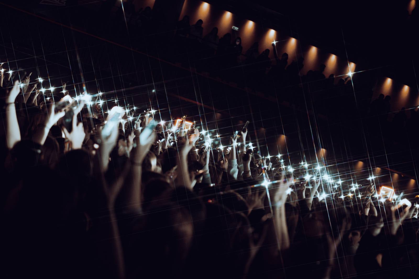 Dean Lewis se po třech letech vrátil do Prahy, vyprodal Forum Karlín