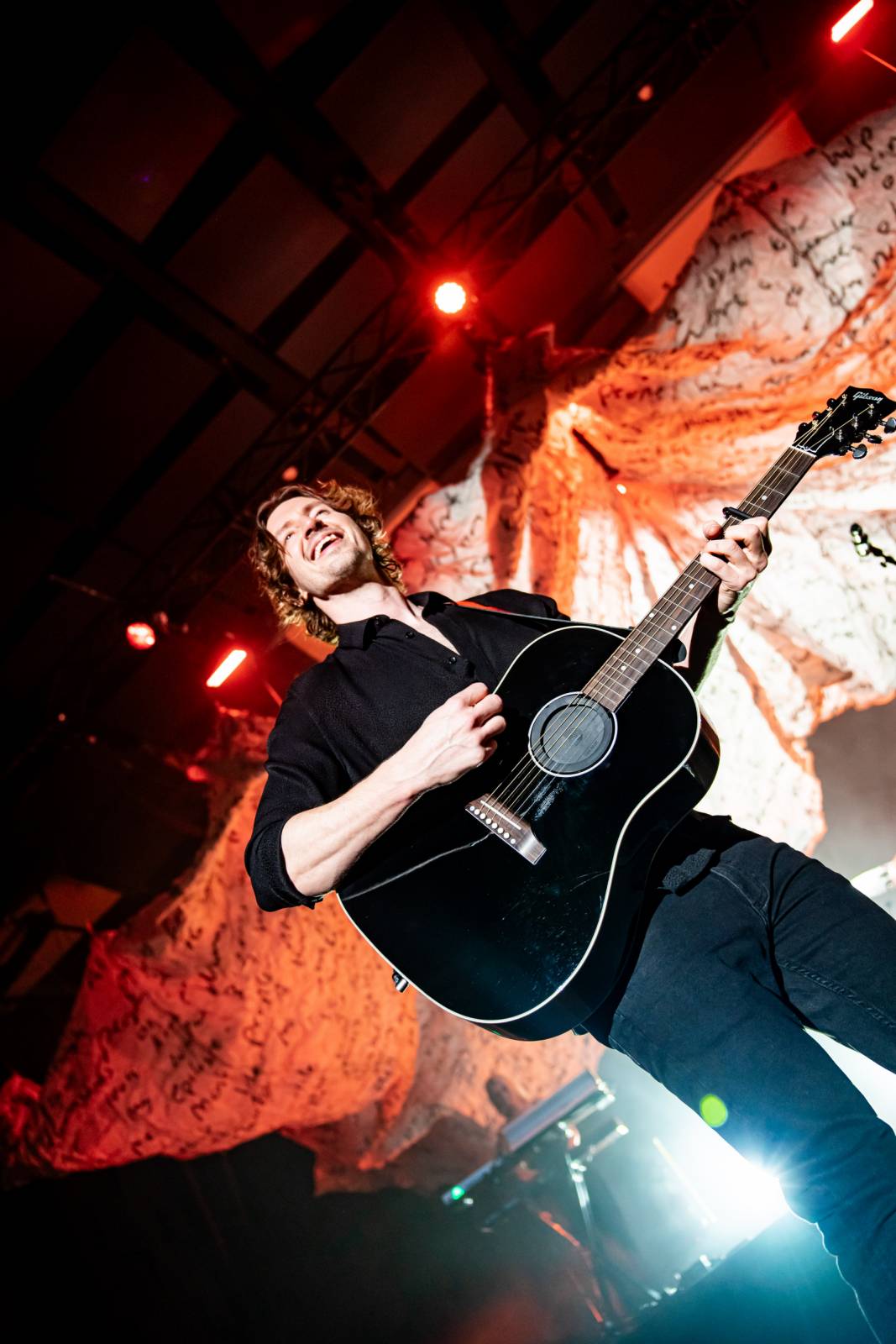 Dean Lewis se po třech letech vrátil do Prahy, vyprodal Forum Karlín