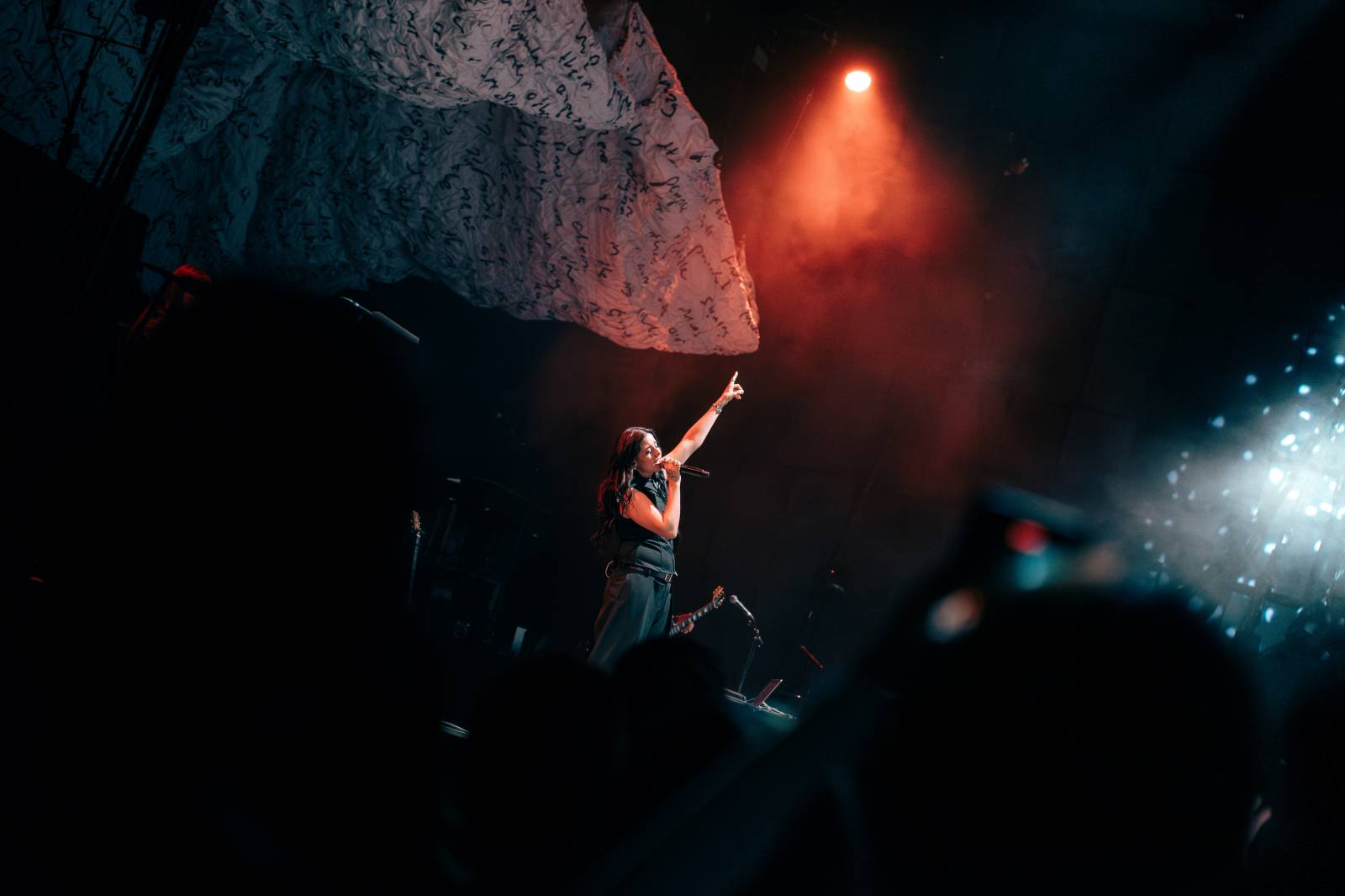 Dean Lewis se po třech letech vrátil do Prahy, vyprodal Forum Karlín