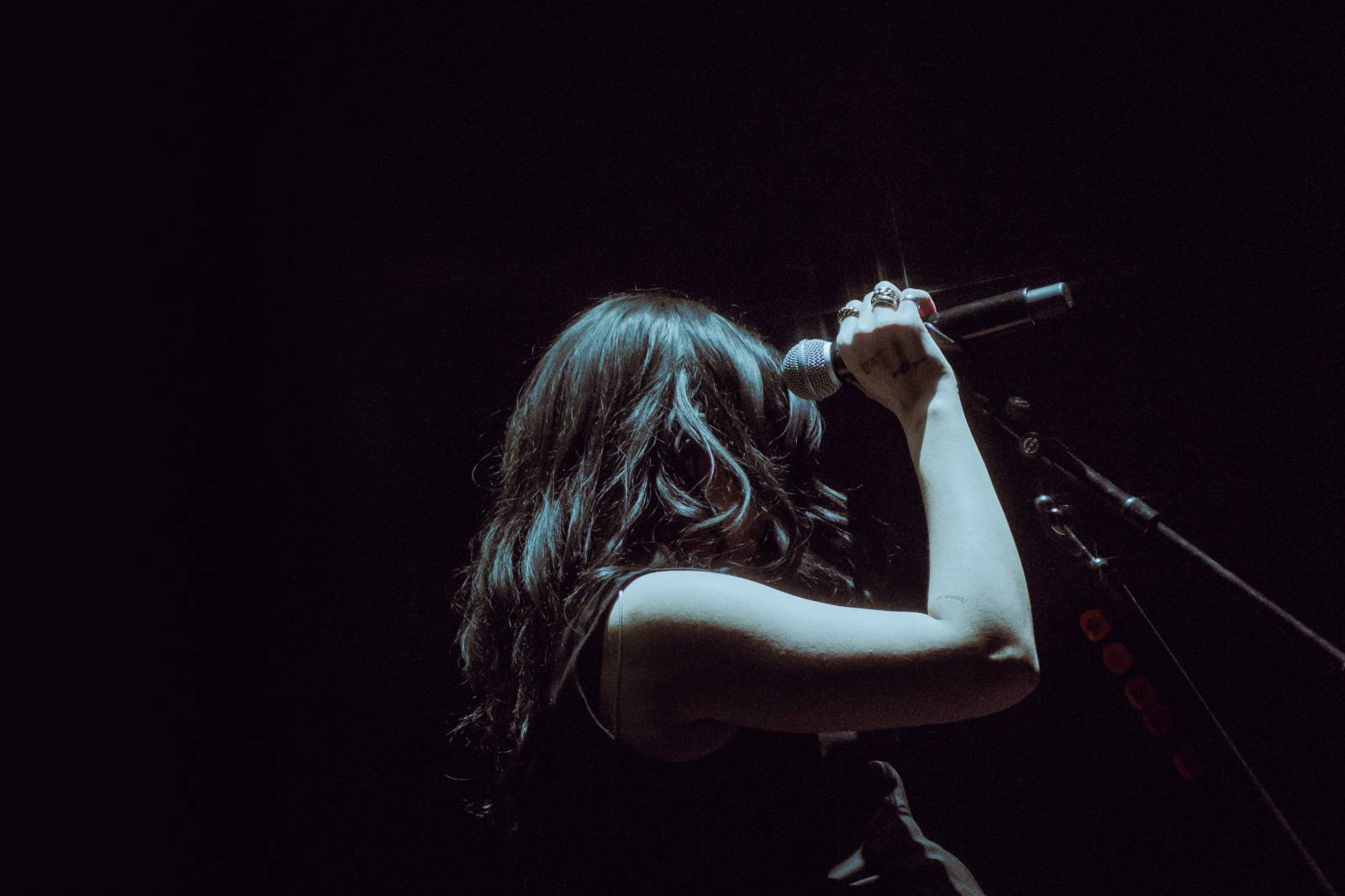 Dean Lewis se po třech letech vrátil do Prahy, vyprodal Forum Karlín