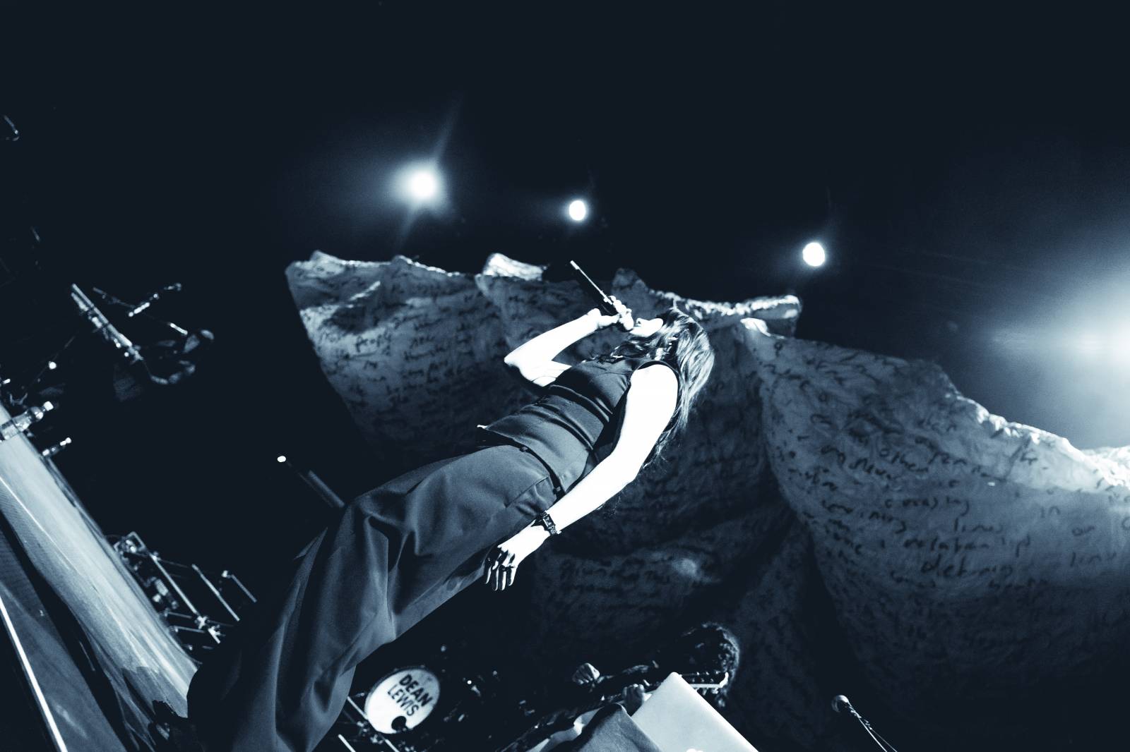 Dean Lewis se po třech letech vrátil do Prahy, vyprodal Forum Karlín