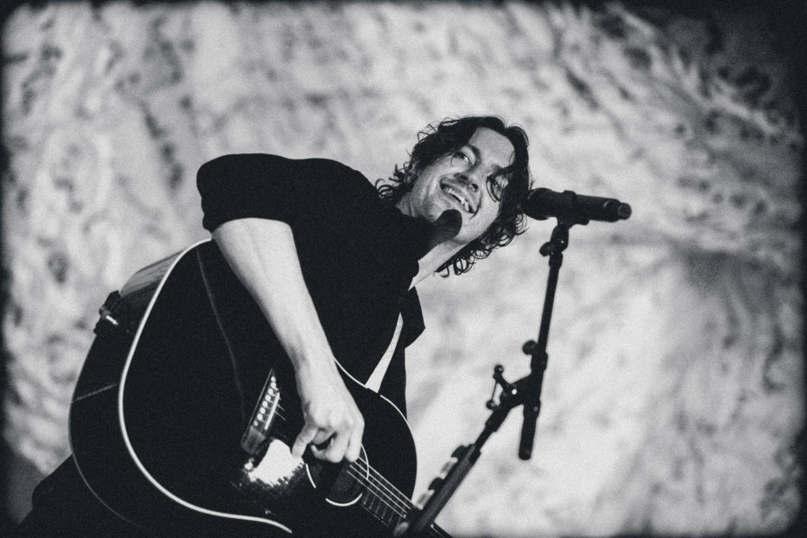 Dean Lewis se po třech letech vrátil do Prahy, vyprodal Forum Karlín