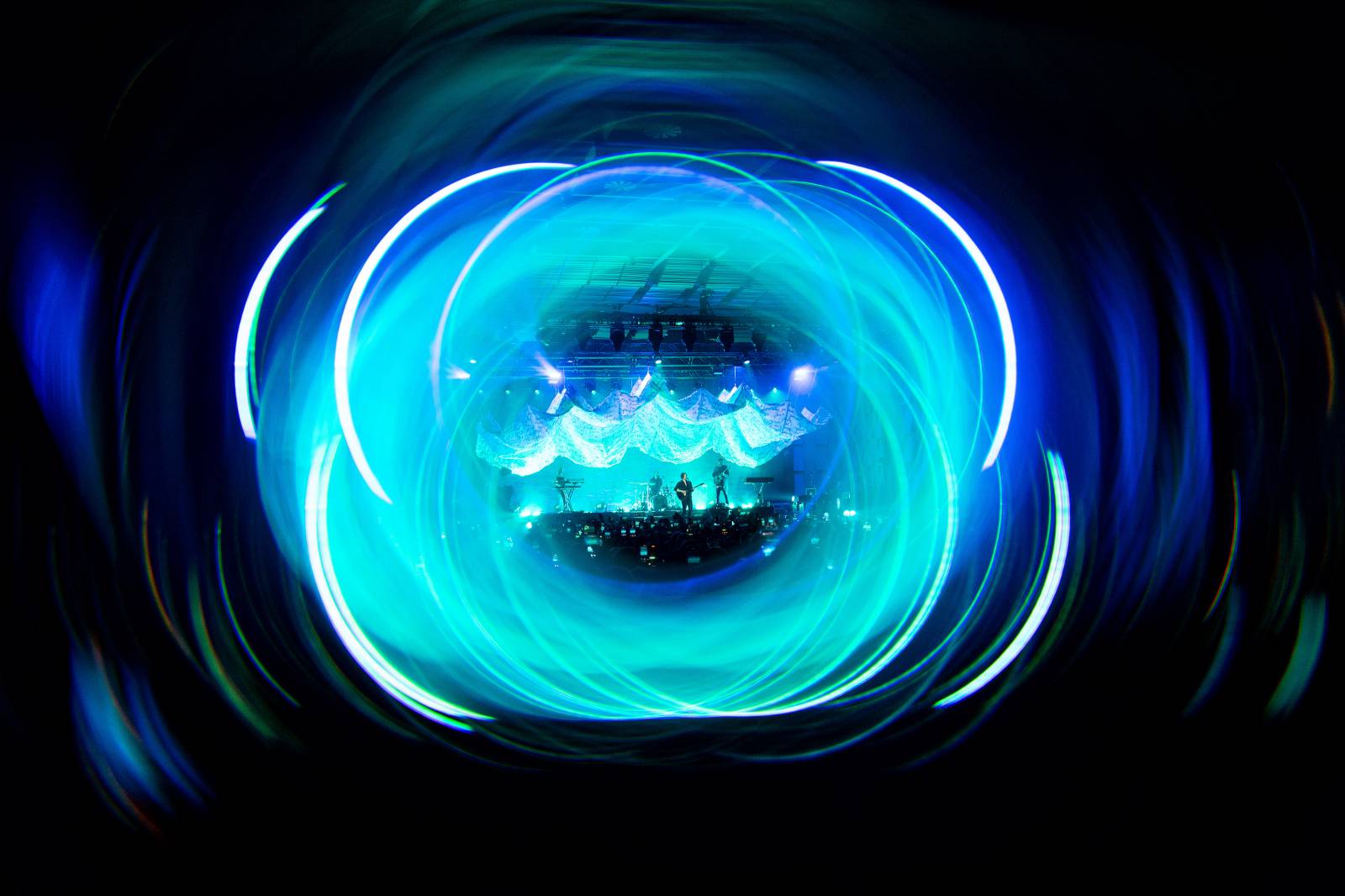 Dean Lewis se po třech letech vrátil do Prahy, vyprodal Forum Karlín