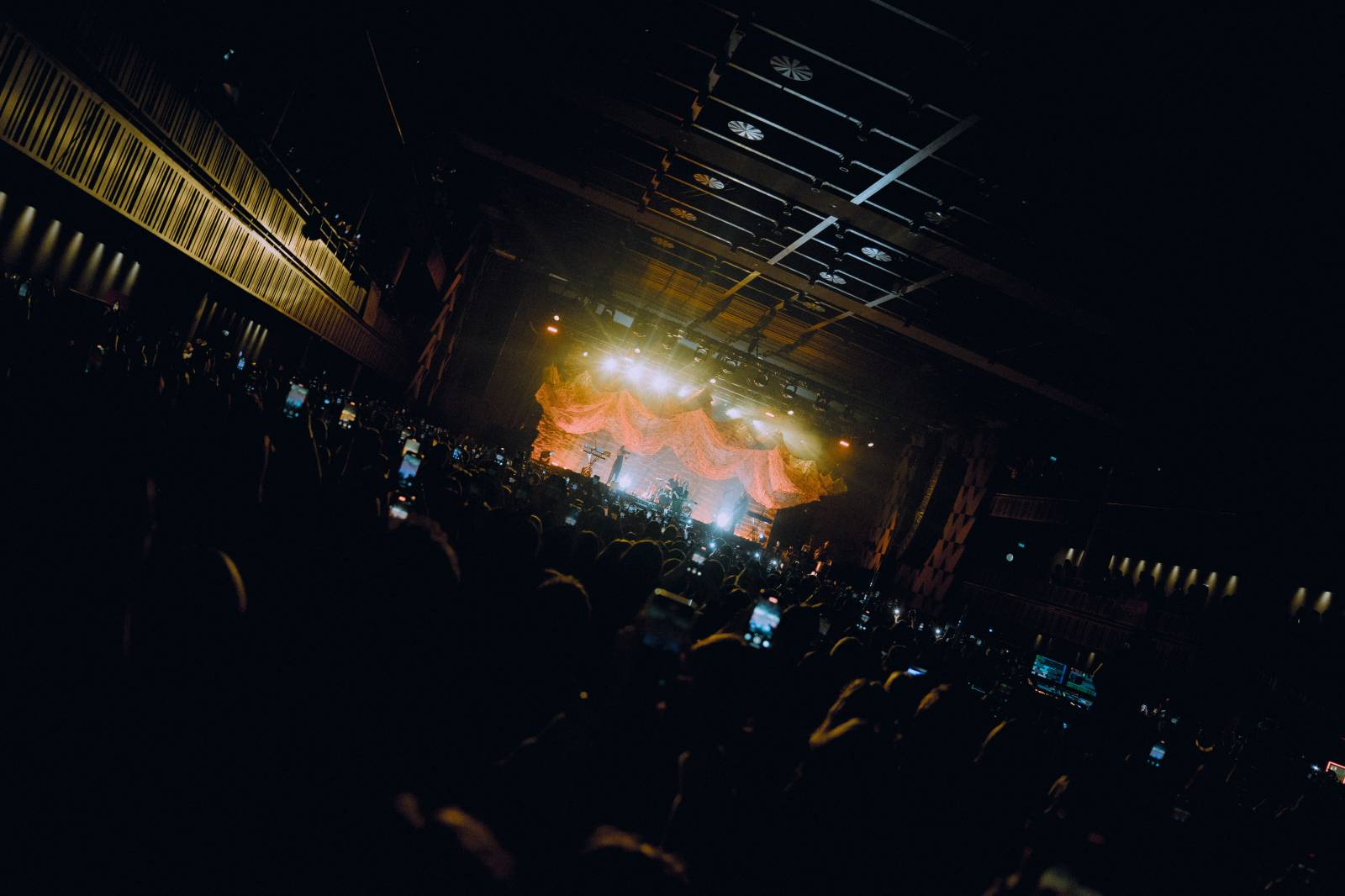 Dean Lewis se po třech letech vrátil do Prahy, vyprodal Forum Karlín