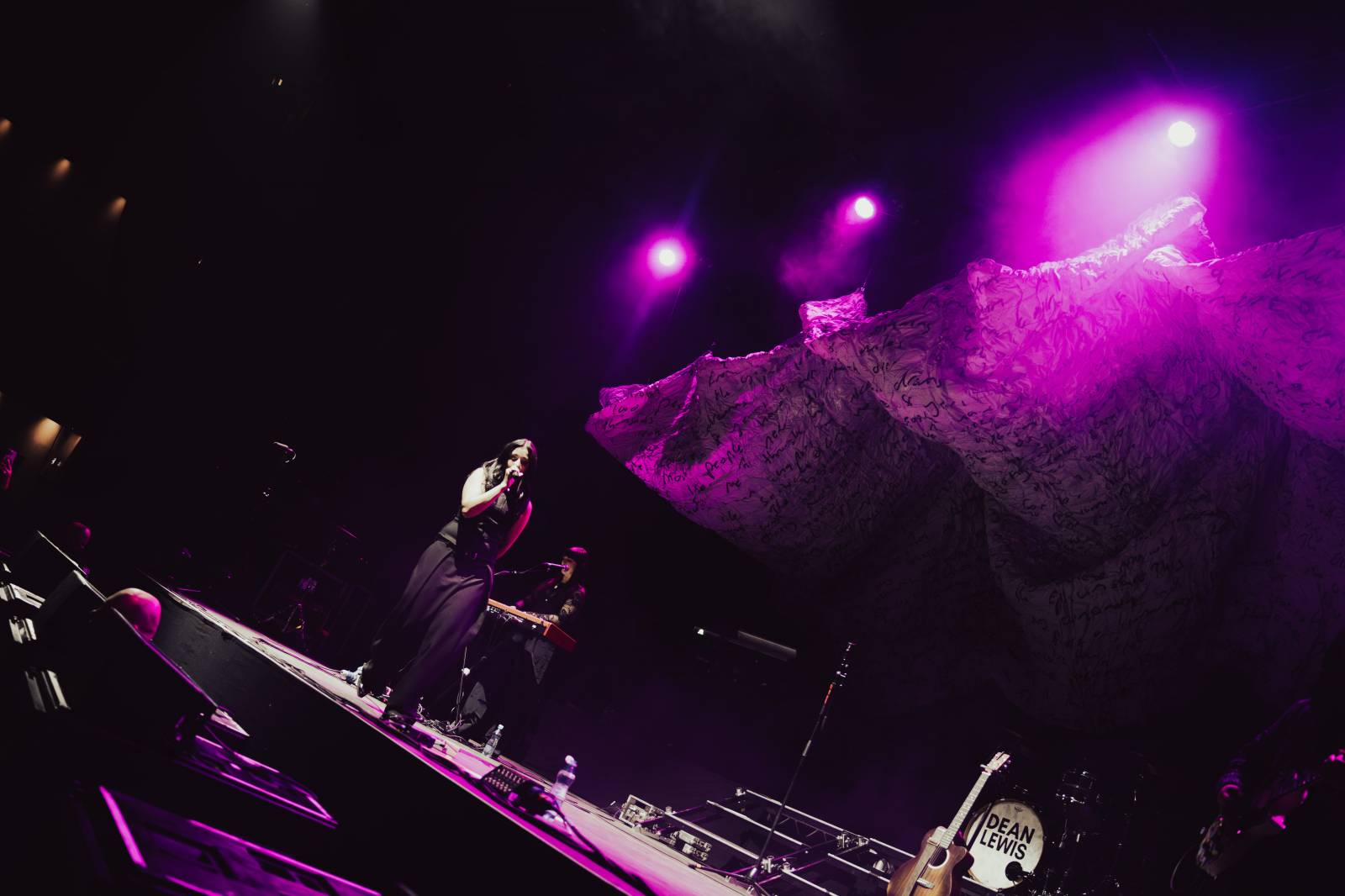 Dean Lewis se po třech letech vrátil do Prahy, vyprodal Forum Karlín