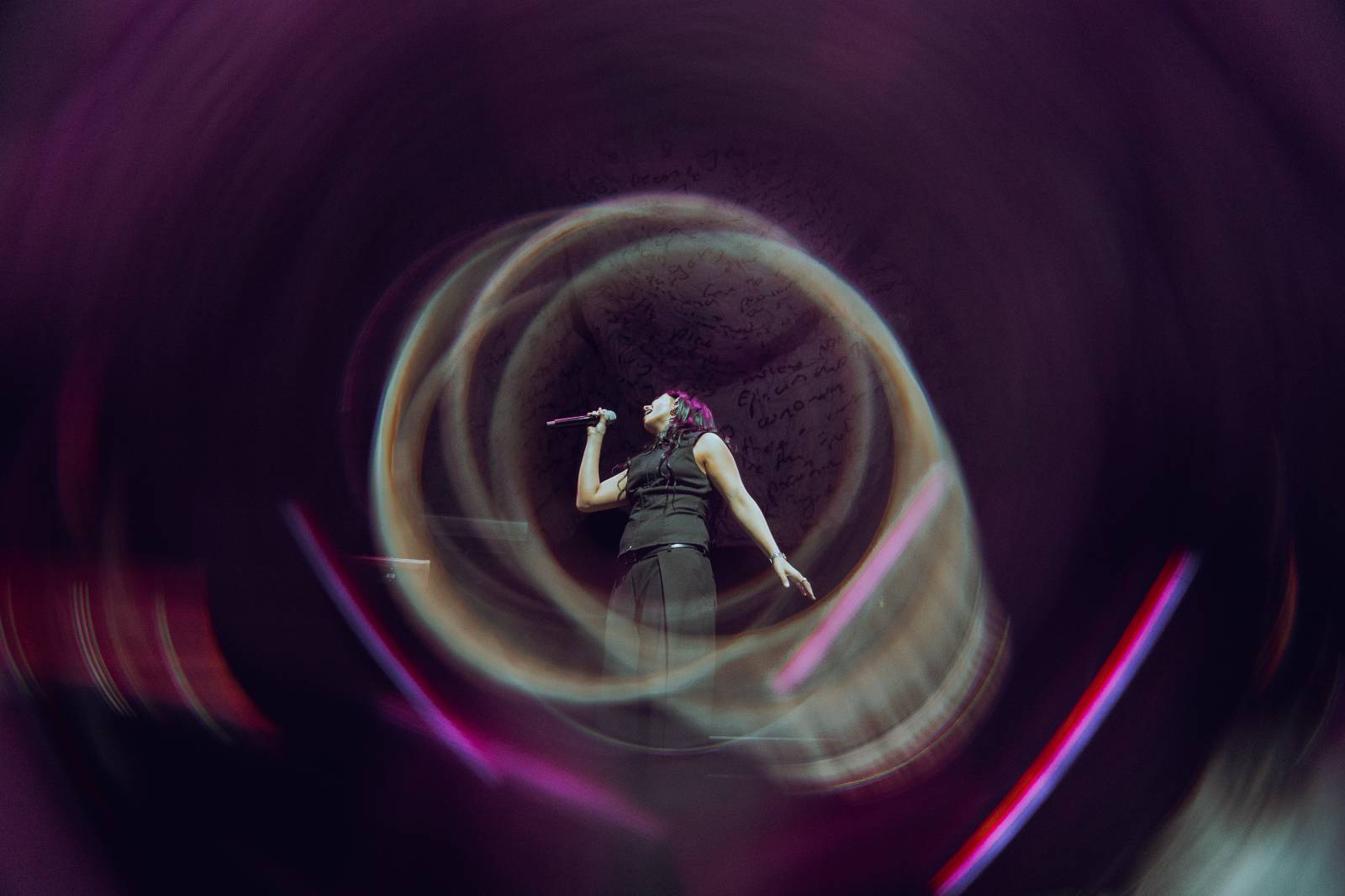 Dean Lewis se po třech letech vrátil do Prahy, vyprodal Forum Karlín