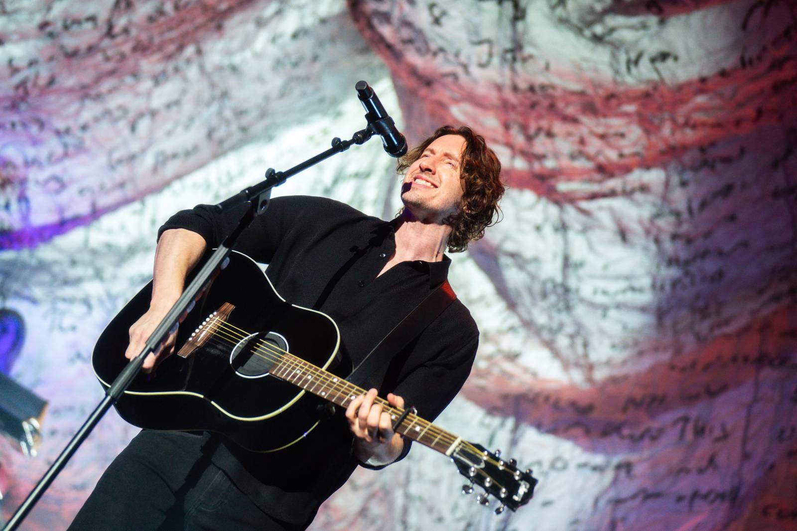 Dean Lewis se po třech letech vrátil do Prahy, vyprodal Forum Karlín