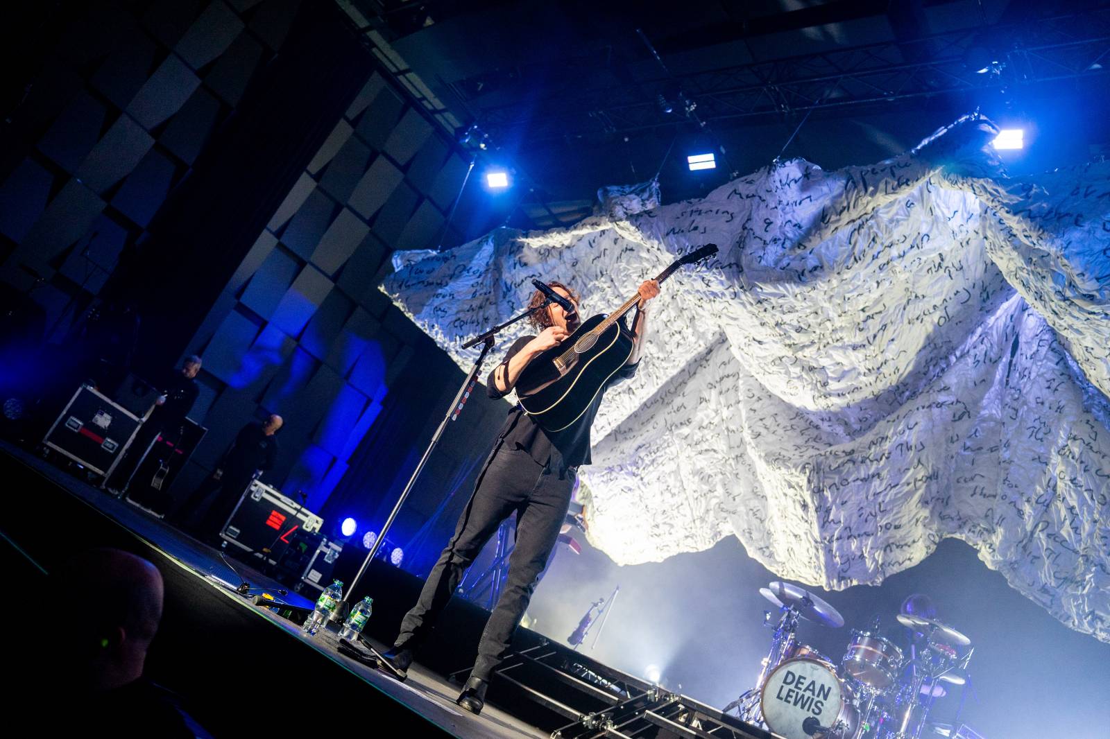 Dean Lewis se po třech letech vrátil do Prahy, vyprodal Forum Karlín