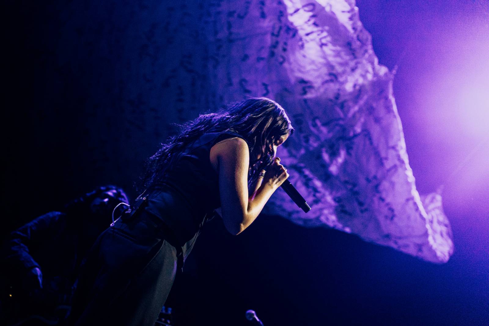 Dean Lewis se po třech letech vrátil do Prahy, vyprodal Forum Karlín