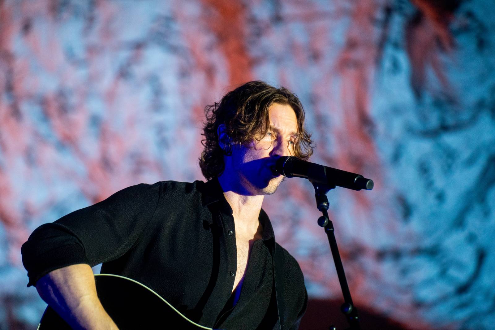 Dean Lewis se po třech letech vrátil do Prahy, vyprodal Forum Karlín