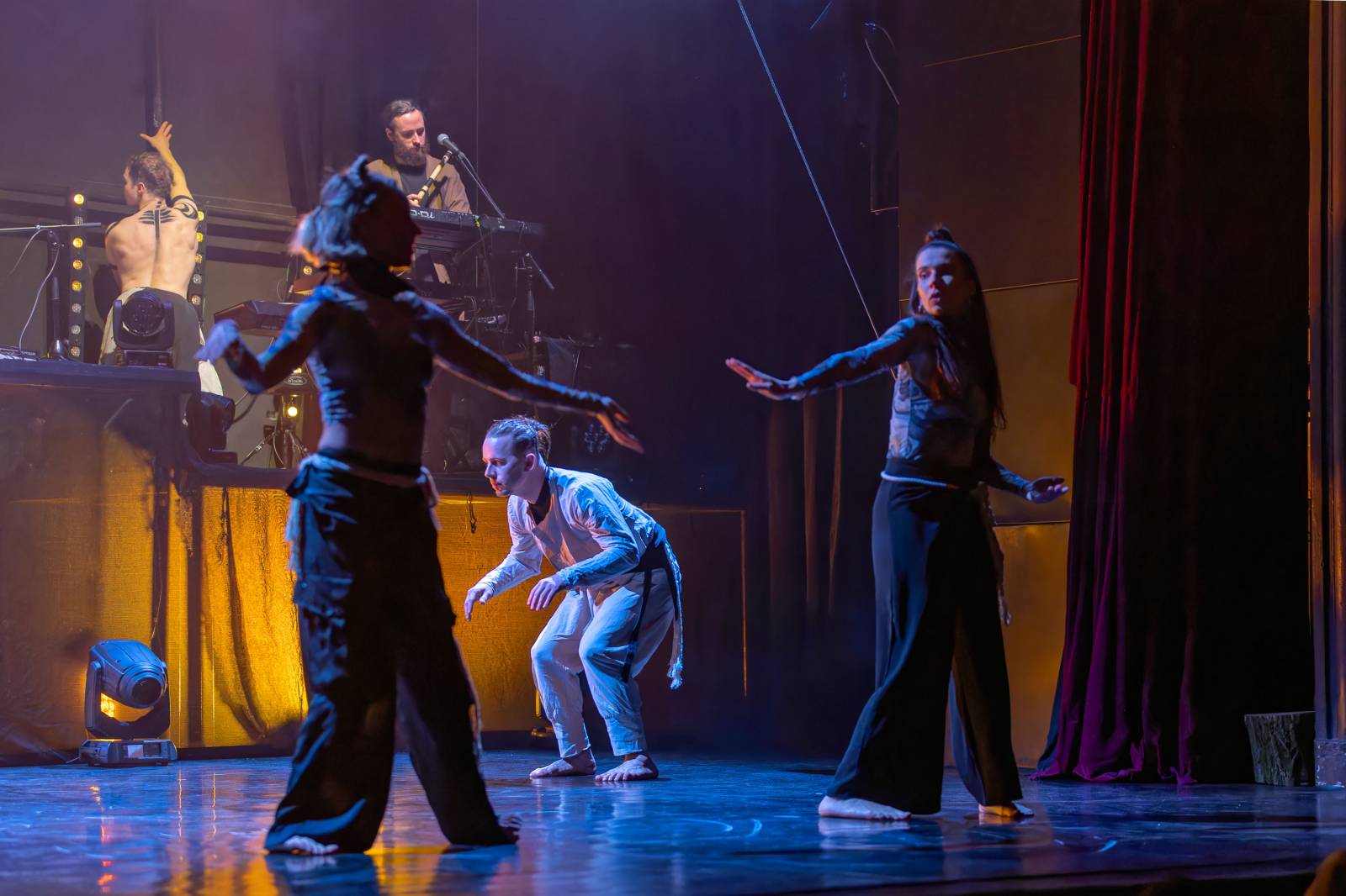 Dan Bárta, Endru a Jen Hovorka kouzlili v Branickém divadle. Doprovodili je akrobaté z Losers Cirque Company