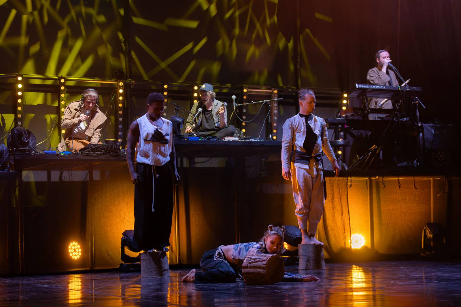 Dan Bárta, Endru a Jen Hovorka kouzlili v Branickém divadle. Doprovodili je akrobaté z Losers Cirque Company