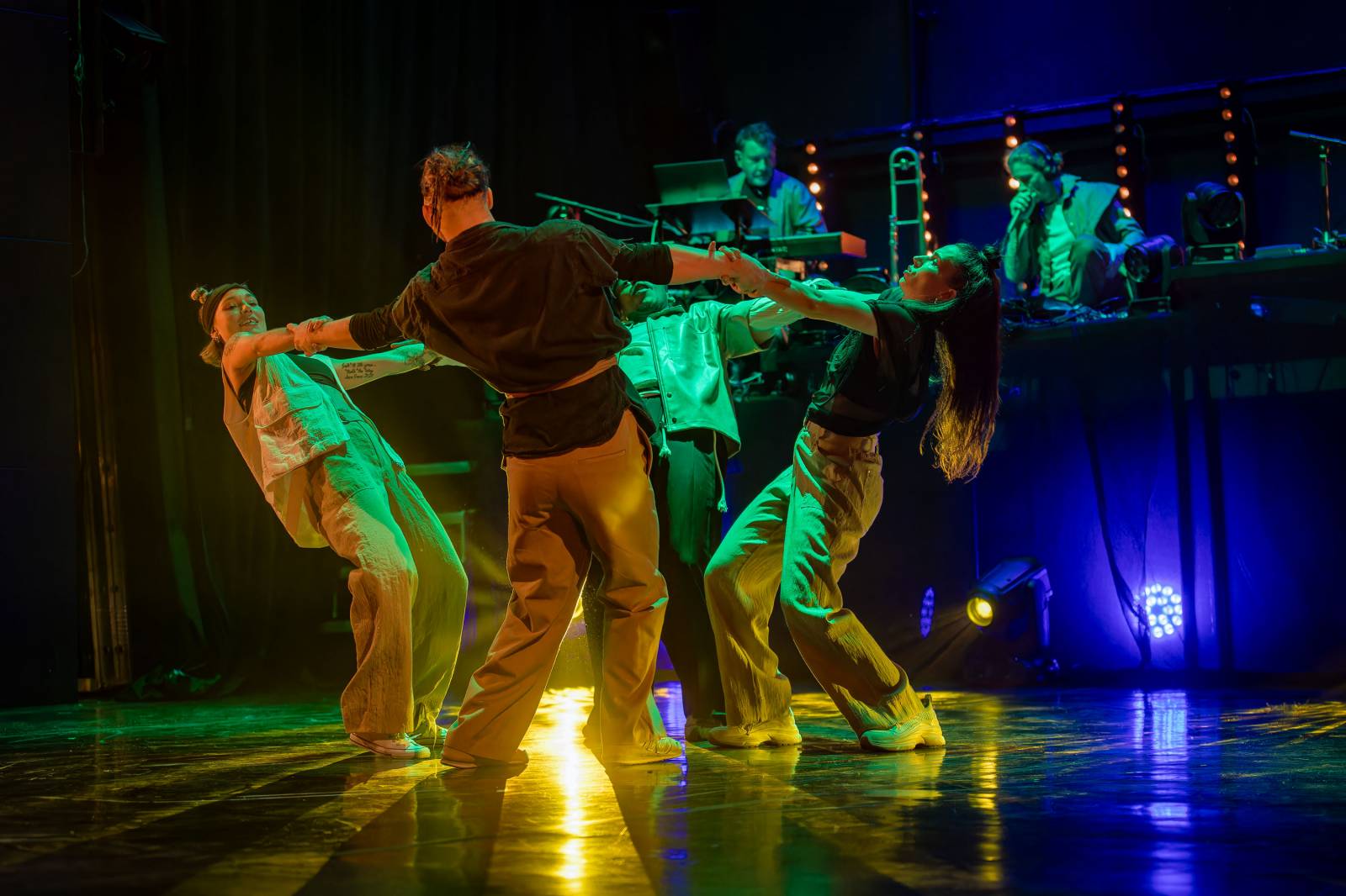 Dan Bárta, Endru a Jen Hovorka kouzlili v Branickém divadle. Doprovodili je akrobaté z Losers Cirque Company