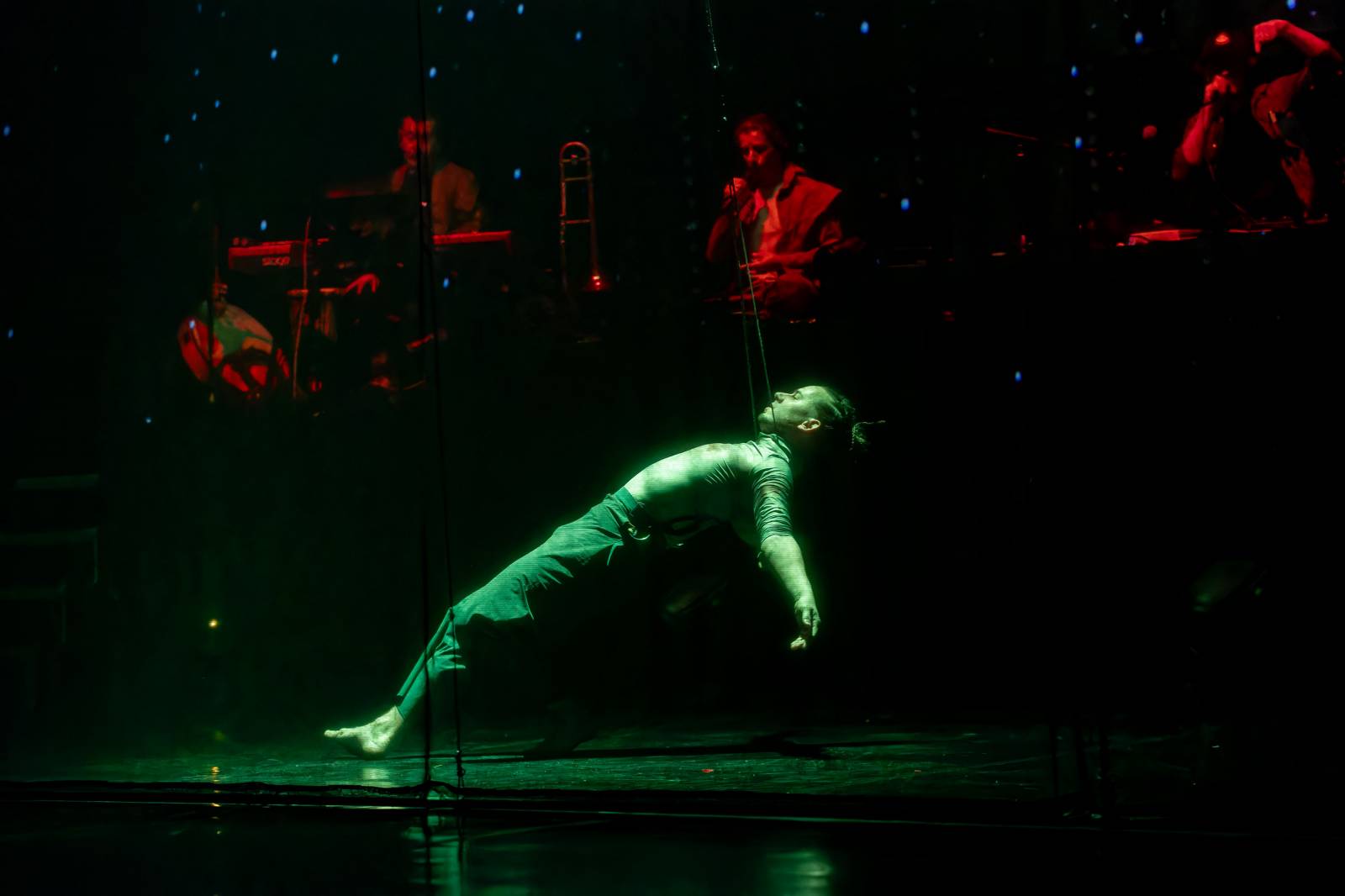 Dan Bárta, Endru a Jen Hovorka kouzlili v Branickém divadle. Doprovodili je akrobaté z Losers Cirque Company