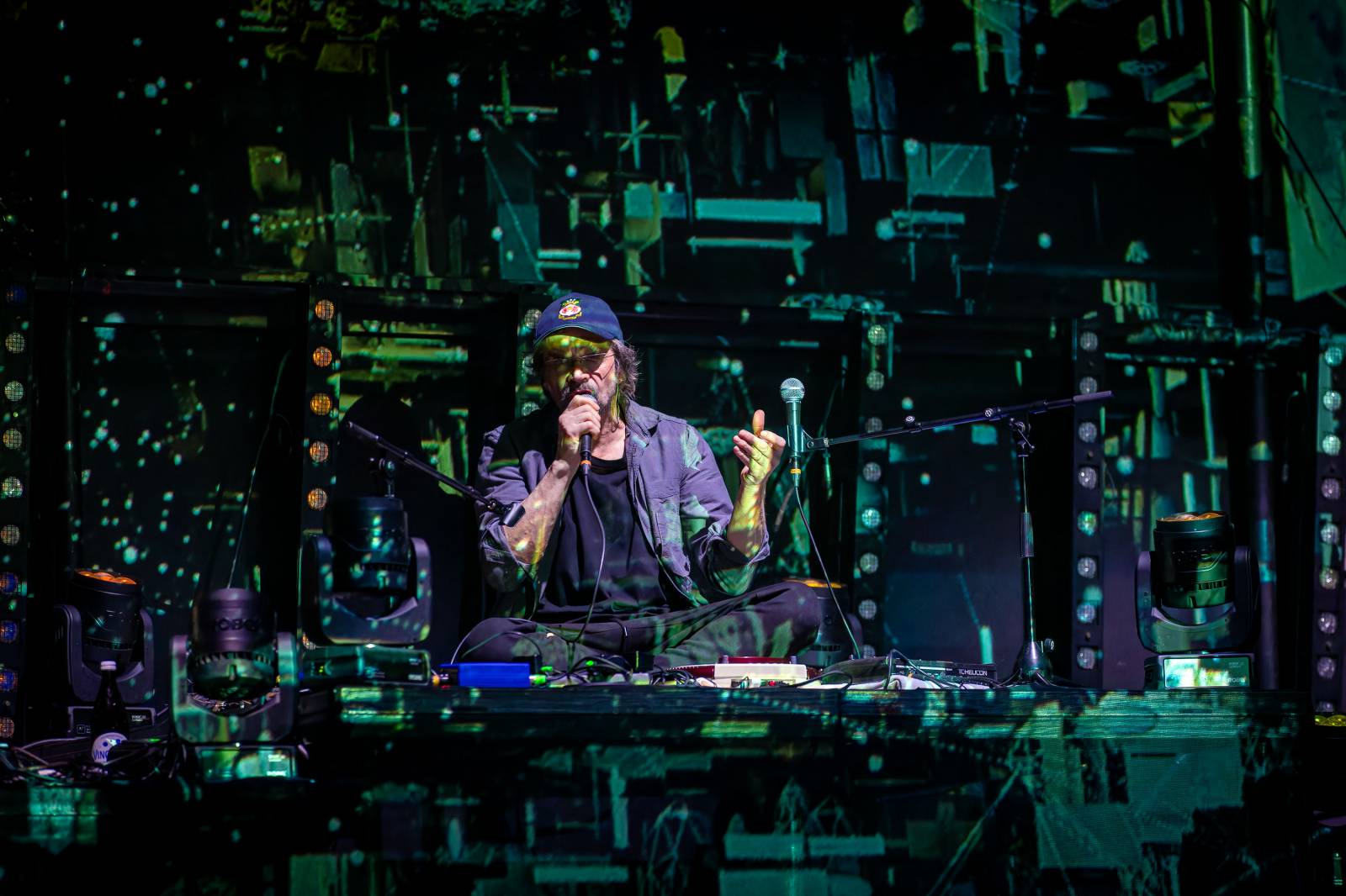 Dan Bárta, Endru a Jen Hovorka kouzlili v Branickém divadle. Doprovodili je akrobaté z Losers Cirque Company