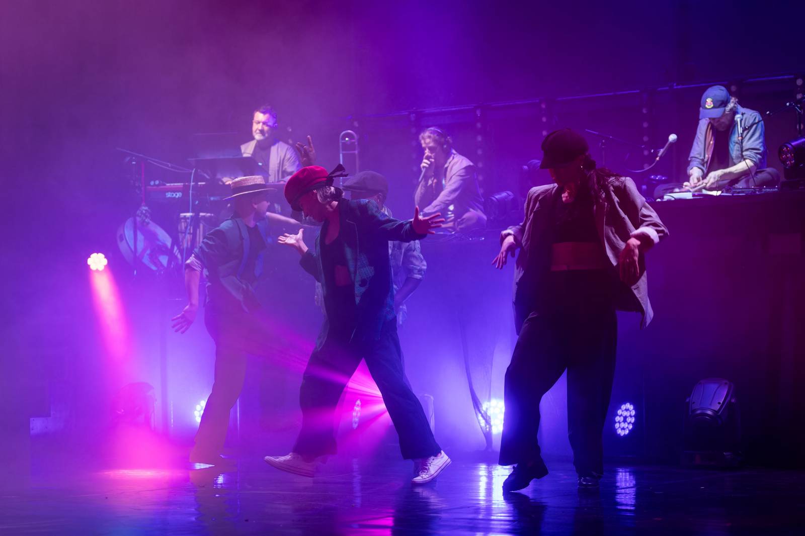 Dan Bárta, Endru a Jen Hovorka kouzlili v Branickém divadle. Doprovodili je akrobaté z Losers Cirque Company