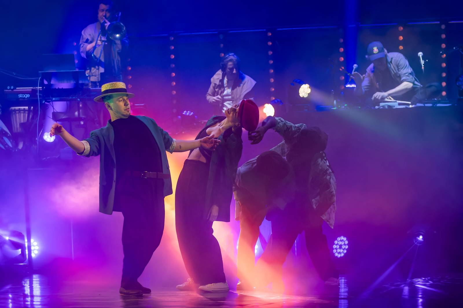 Dan Bárta, Endru a Jen Hovorka kouzlili v Branickém divadle. Doprovodili je akrobaté z Losers Cirque Company