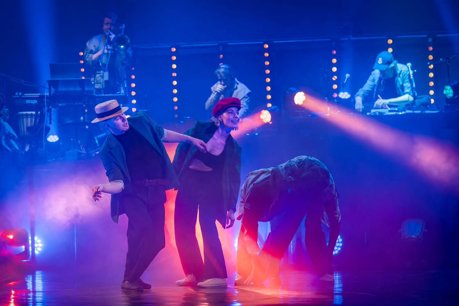 Dan Bárta, Endru a Jen Hovorka kouzlili v Branickém divadle. Doprovodili je akrobaté z Losers Cirque Company