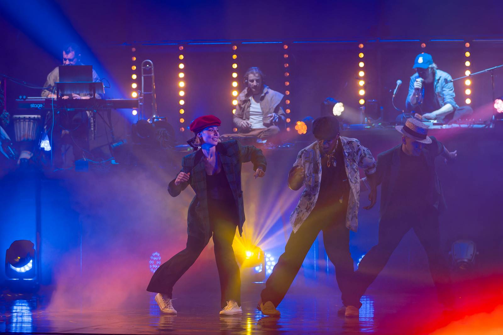 Dan Bárta, Endru a Jen Hovorka kouzlili v Branickém divadle. Doprovodili je akrobaté z Losers Cirque Company