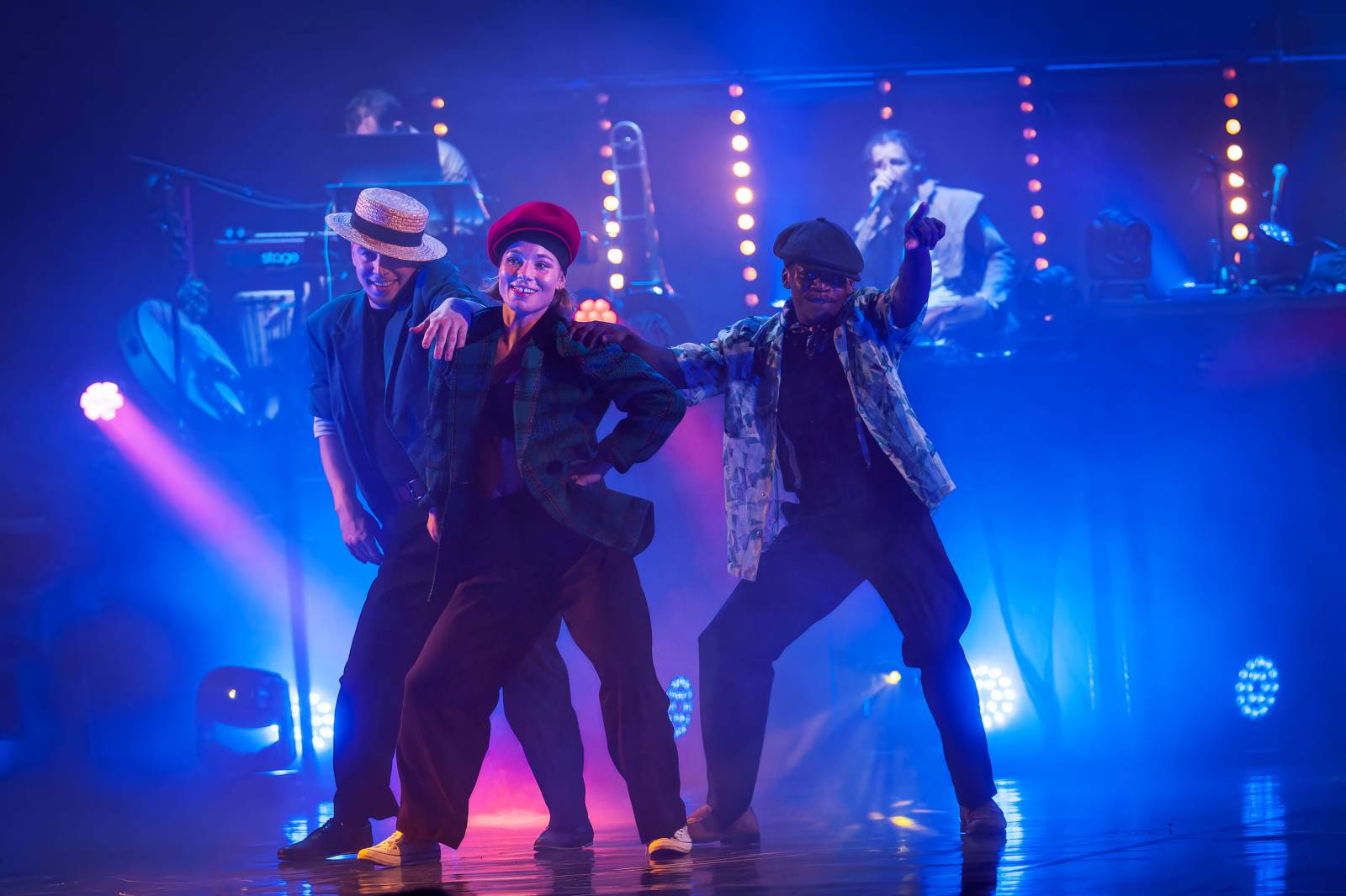 Dan Bárta, Endru a Jen Hovorka kouzlili v Branickém divadle. Doprovodili je akrobaté z Losers Cirque Company