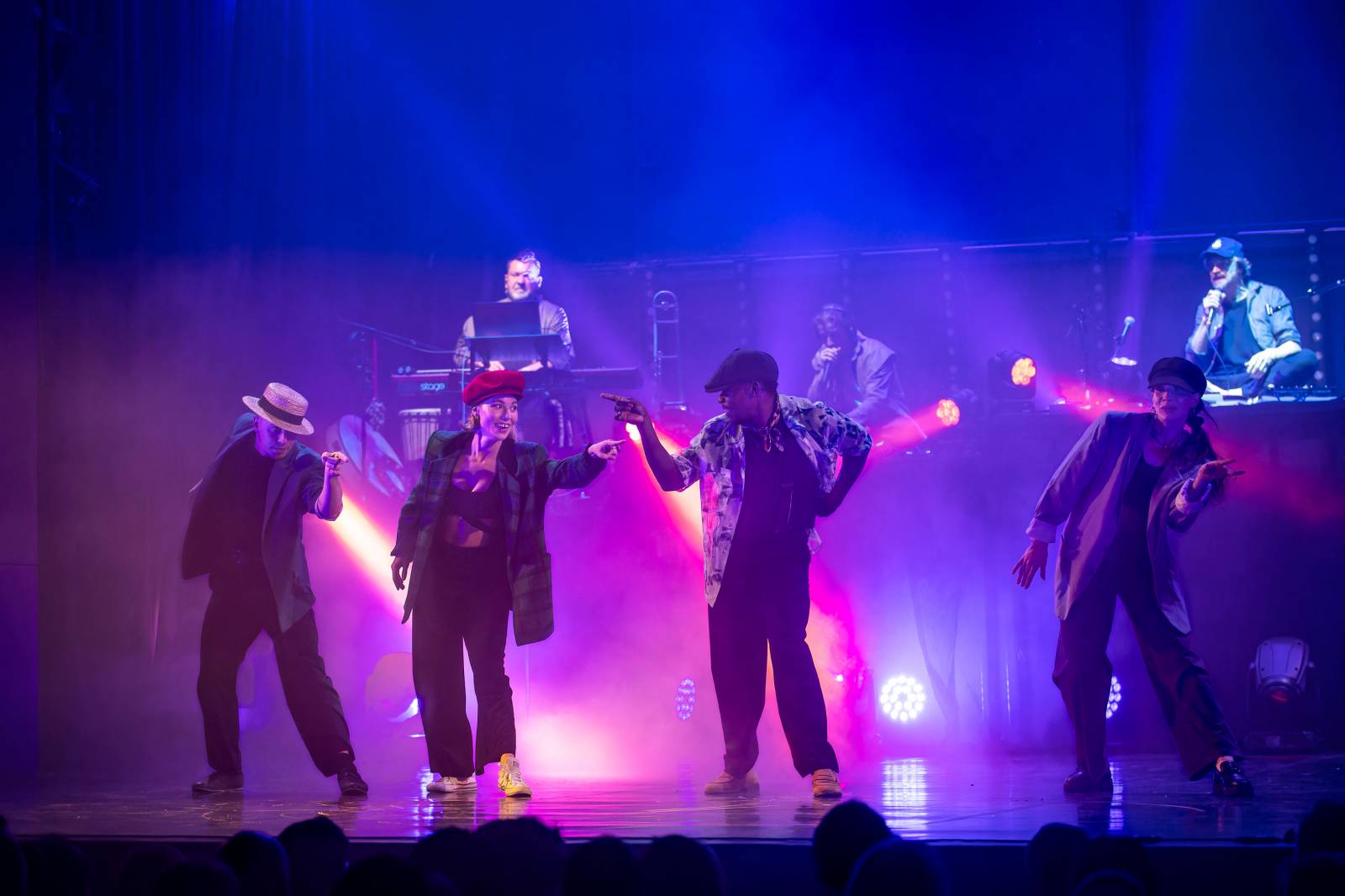 Dan Bárta, Endru a Jen Hovorka kouzlili v Branickém divadle. Doprovodili je akrobaté z Losers Cirque Company