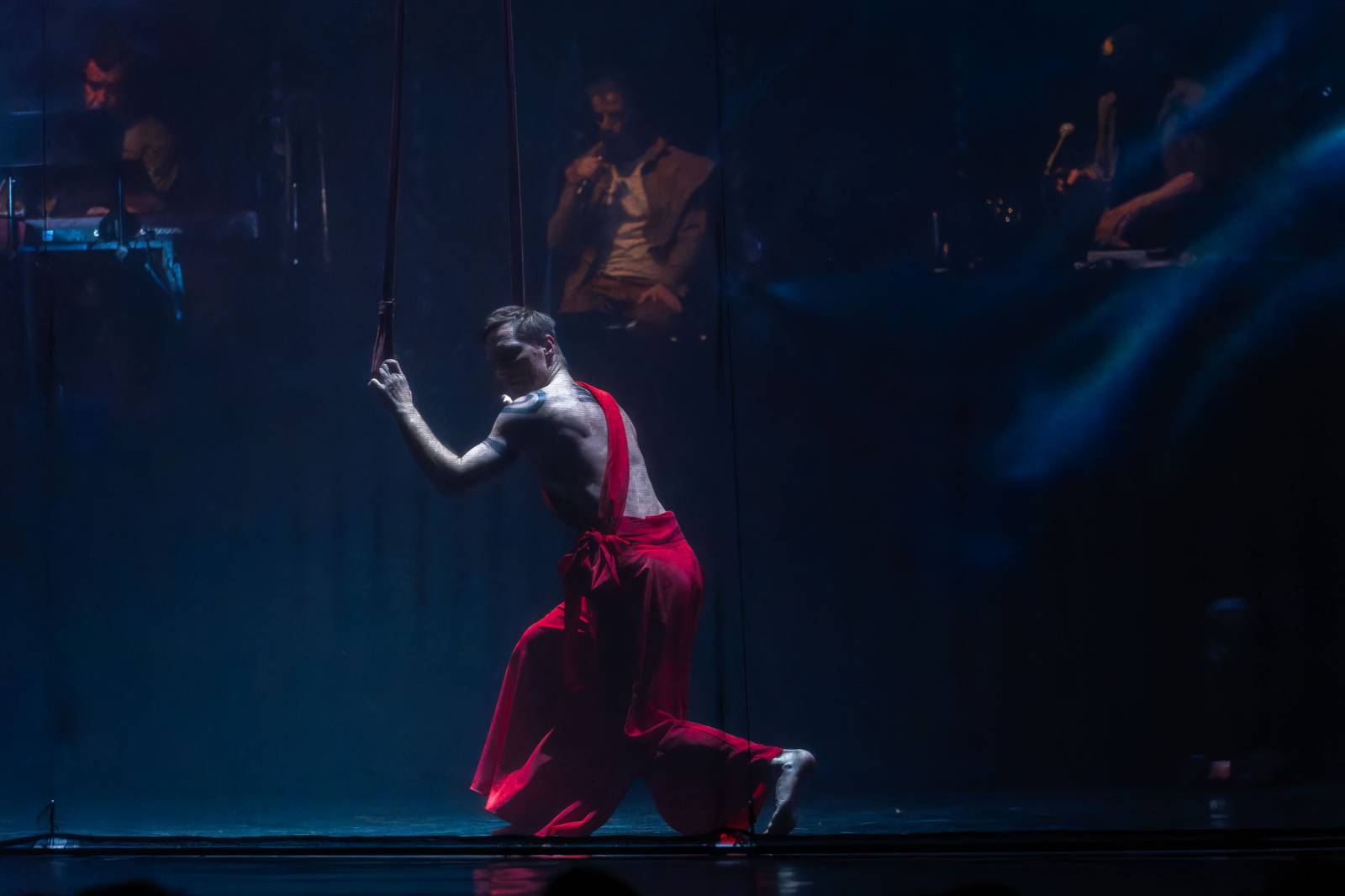 Dan Bárta, Endru a Jen Hovorka kouzlili v Branickém divadle. Doprovodili je akrobaté z Losers Cirque Company