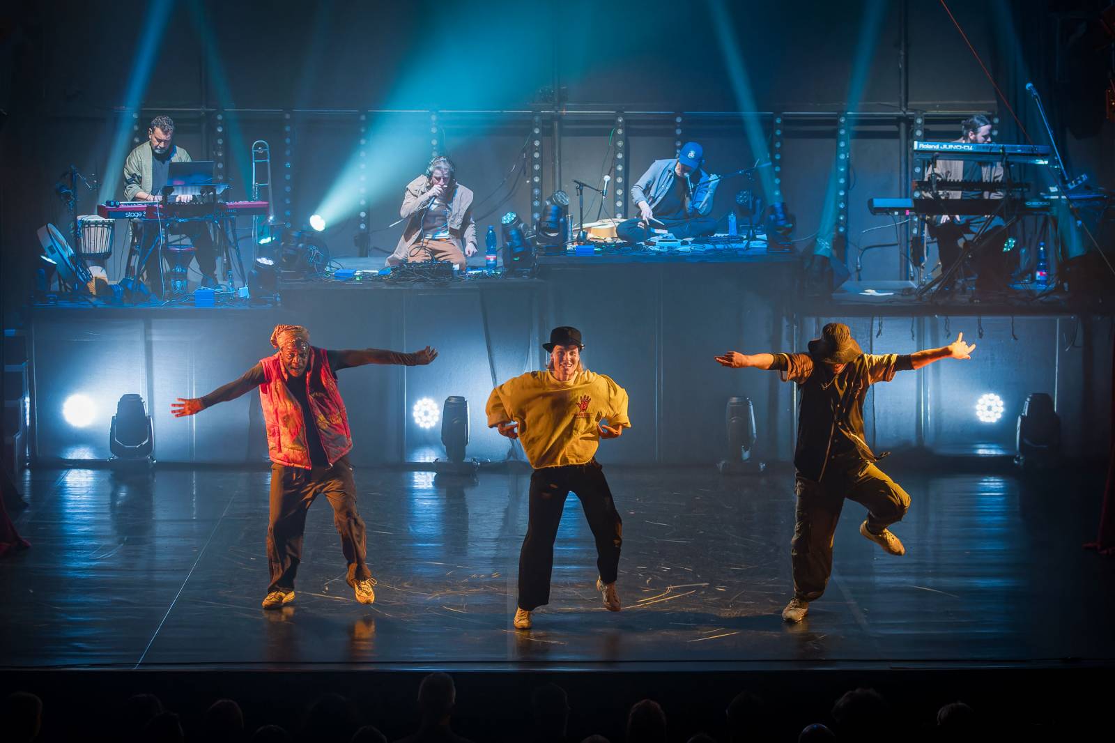 Dan Bárta, Endru a Jen Hovorka kouzlili v Branickém divadle. Doprovodili je akrobaté z Losers Cirque Company