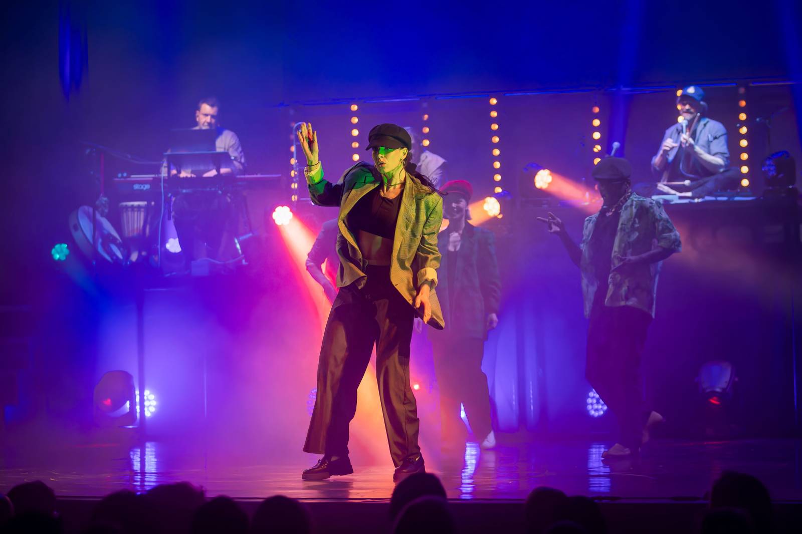 Dan Bárta, Endru a Jen Hovorka kouzlili v Branickém divadle. Doprovodili je akrobaté z Losers Cirque Company