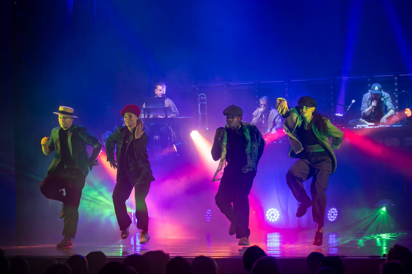 Dan Bárta, Endru a Jen Hovorka kouzlili v Branickém divadle. Doprovodili je akrobaté z Losers Cirque Company