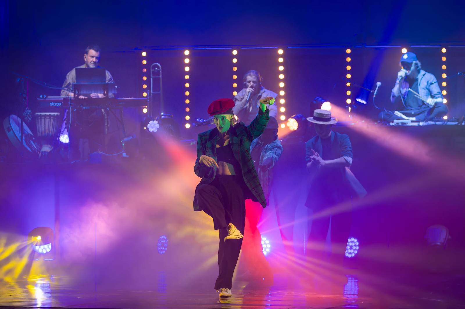 Dan Bárta, Endru a Jen Hovorka kouzlili v Branickém divadle. Doprovodili je akrobaté z Losers Cirque Company