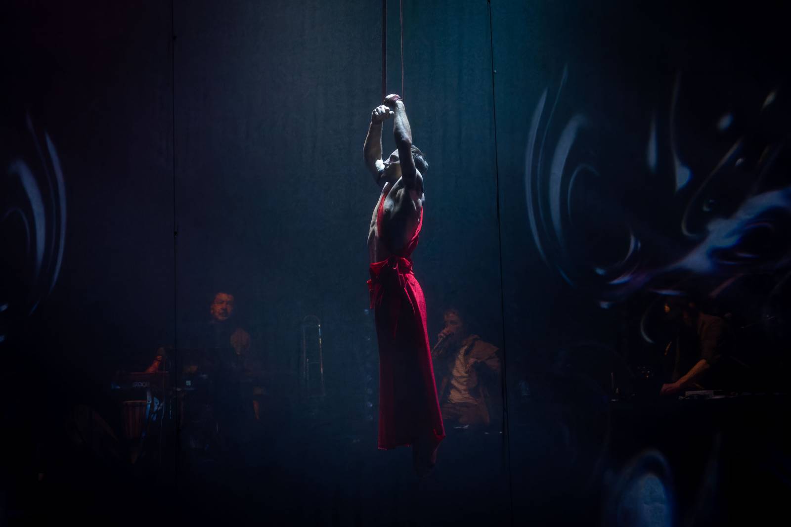 Dan Bárta, Endru a Jen Hovorka kouzlili v Branickém divadle. Doprovodili je akrobaté z Losers Cirque Company