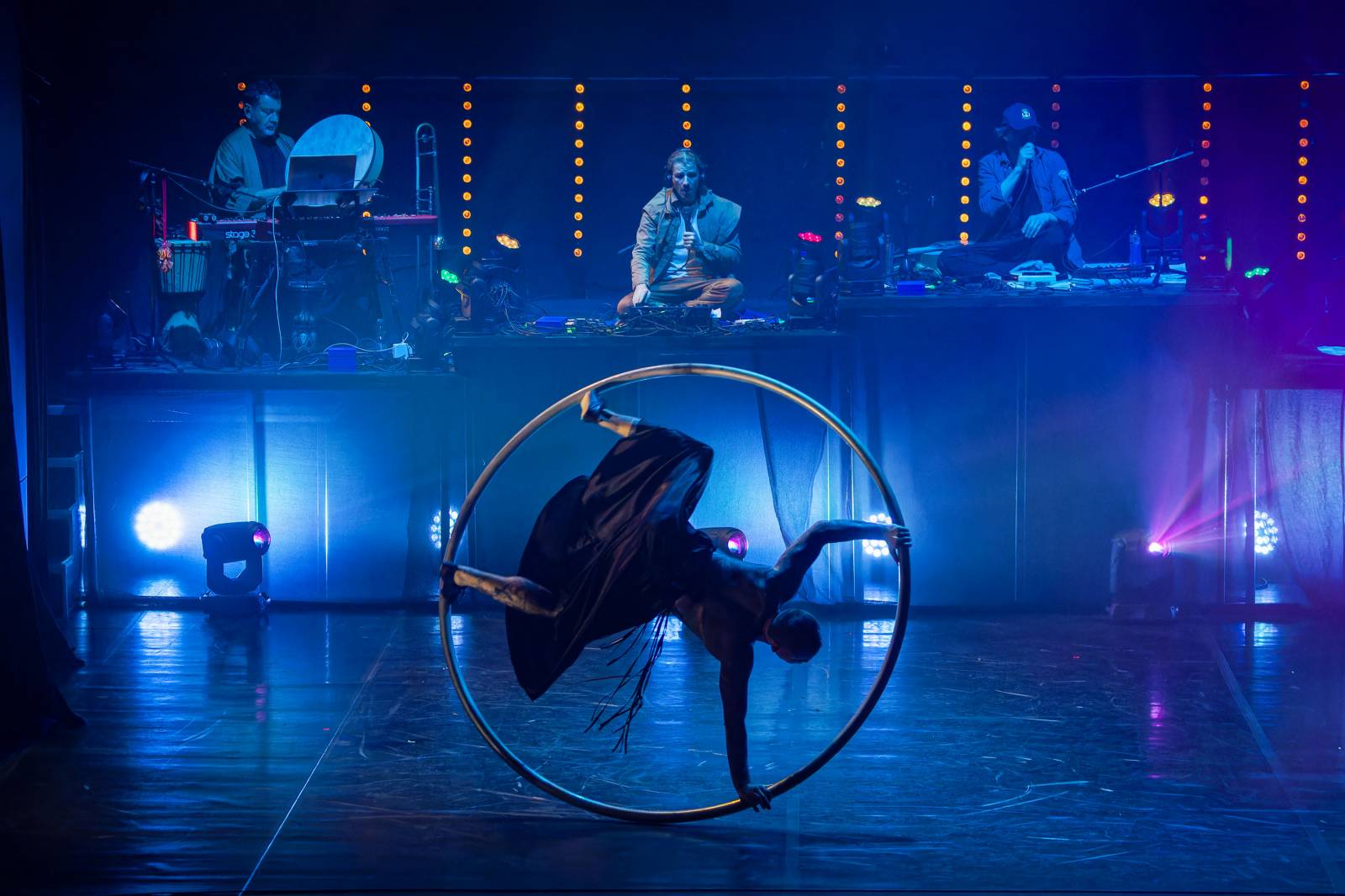 Dan Bárta, Endru a Jen Hovorka kouzlili v Branickém divadle. Doprovodili je akrobaté z Losers Cirque Company