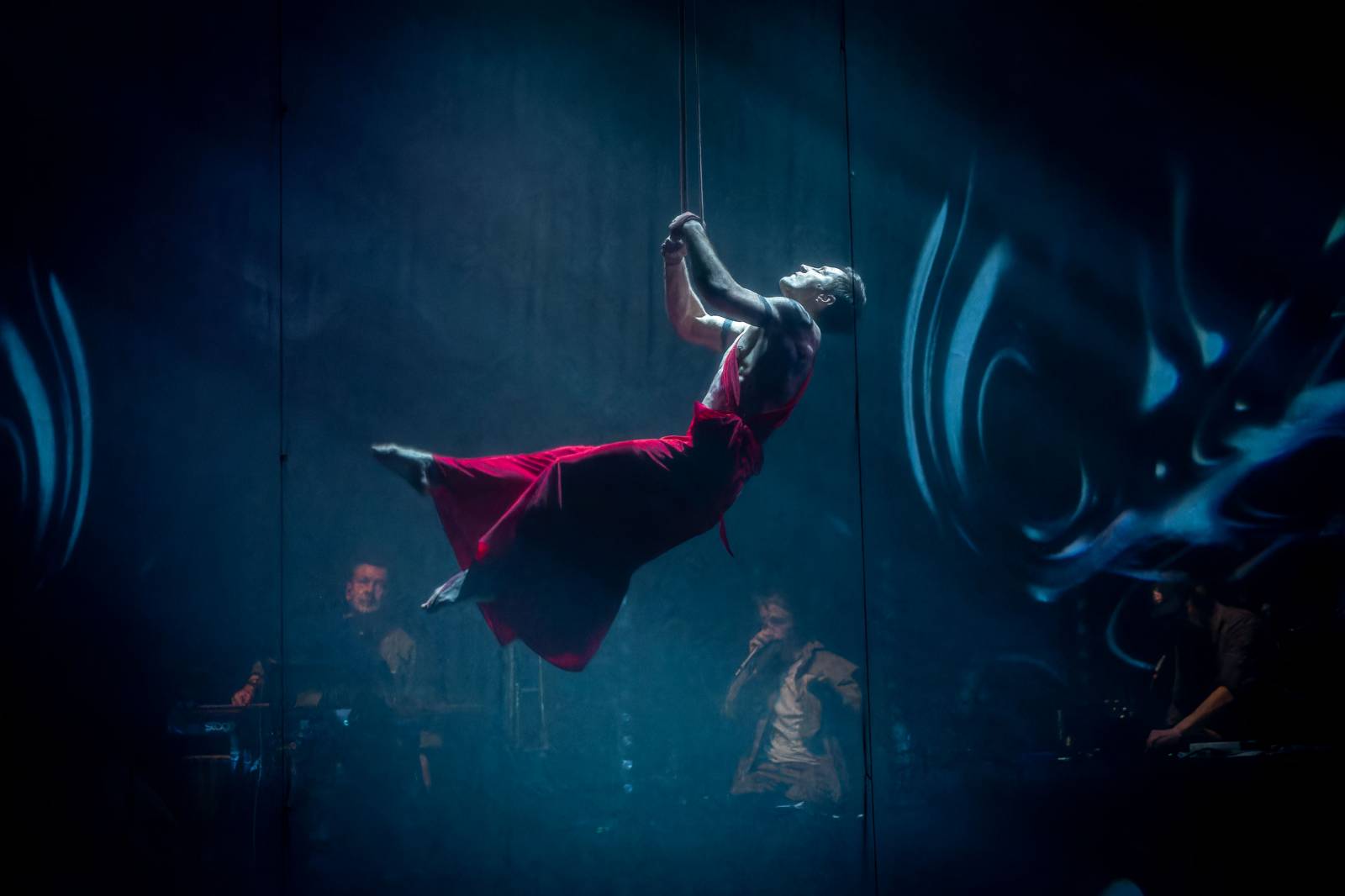 Dan Bárta, Endru a Jen Hovorka kouzlili v Branickém divadle. Doprovodili je akrobaté z Losers Cirque Company