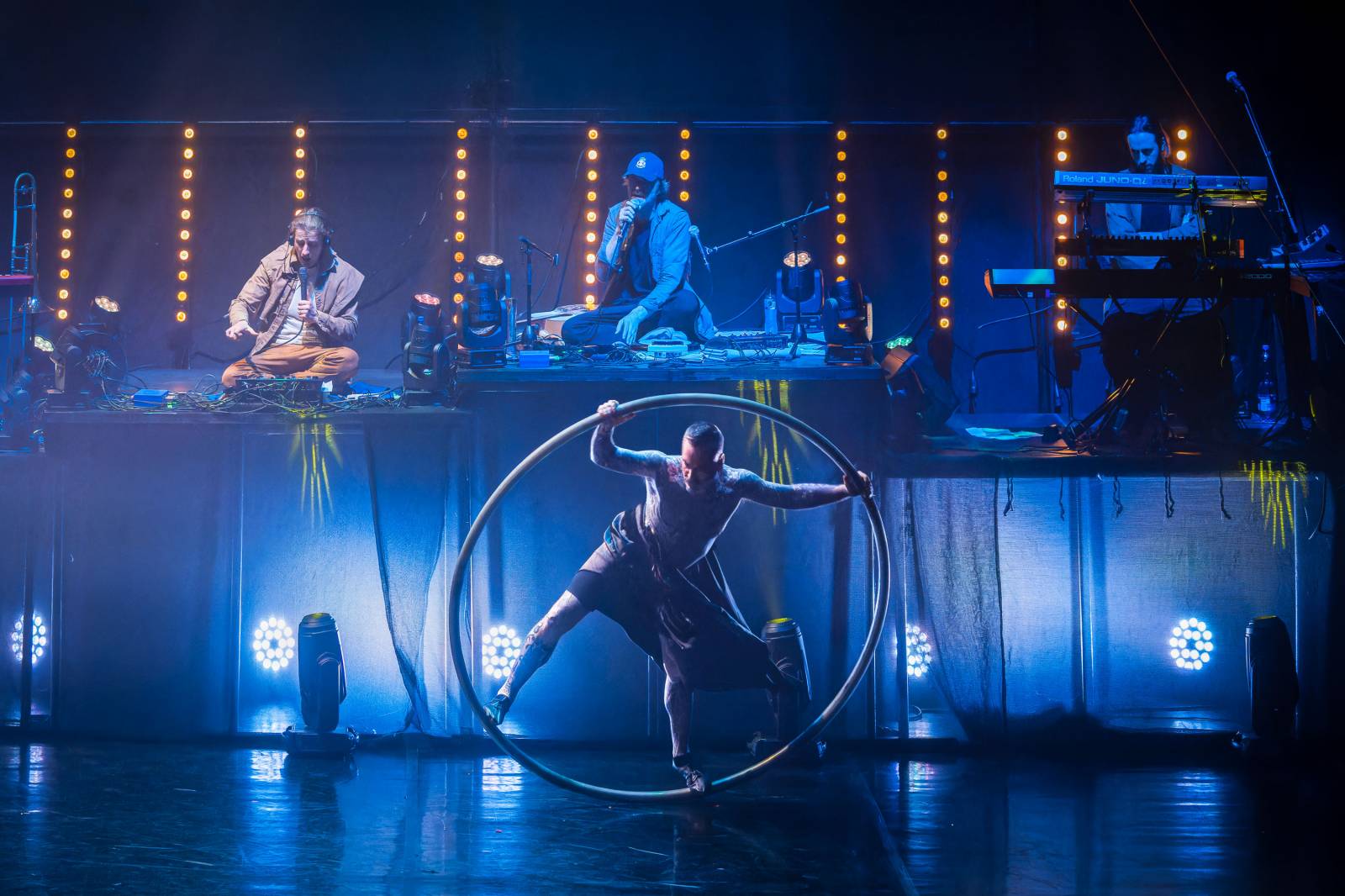 Dan Bárta, Endru a Jen Hovorka kouzlili v Branickém divadle. Doprovodili je akrobaté z Losers Cirque Company