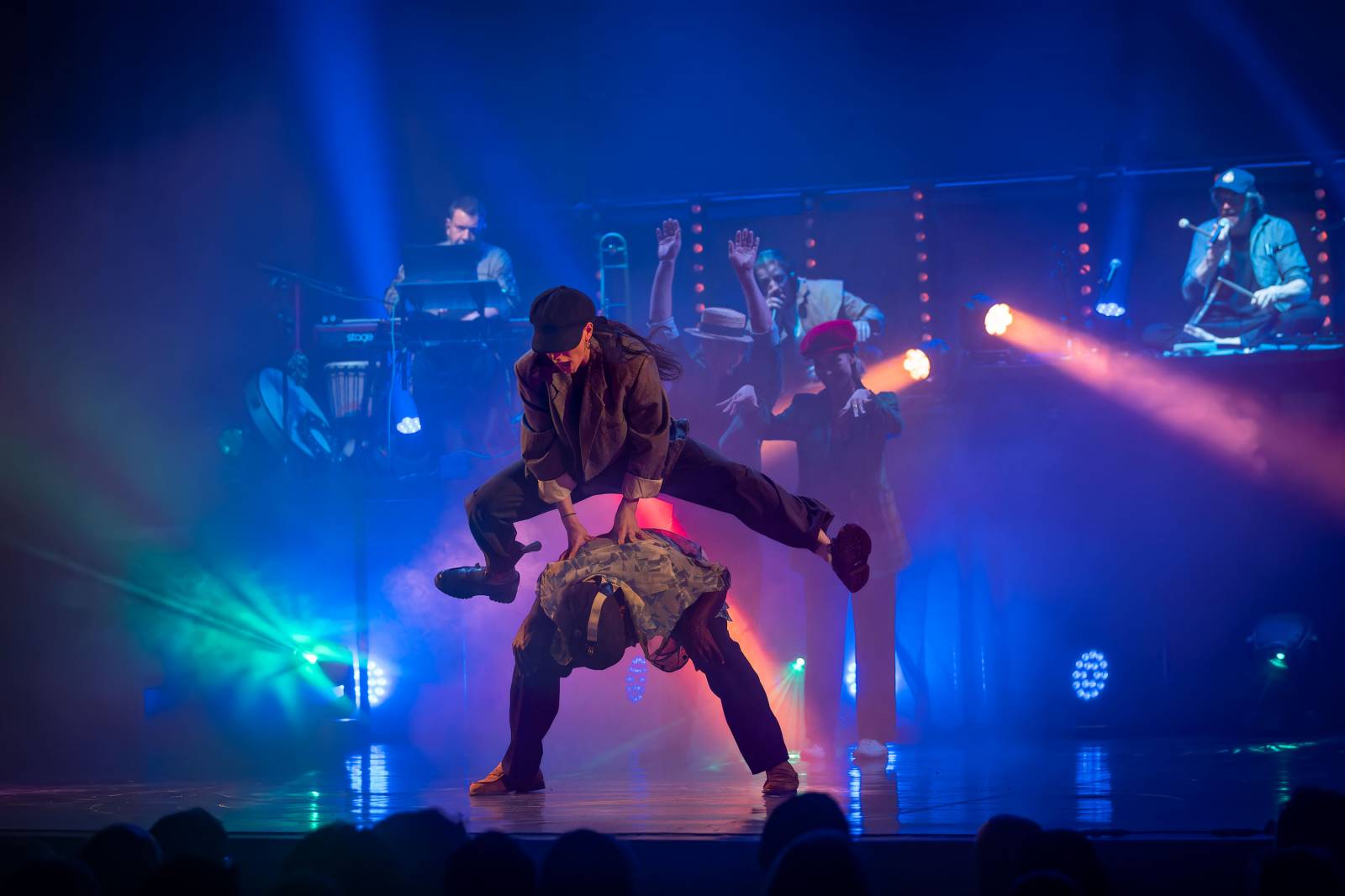 Dan Bárta, Endru a Jen Hovorka kouzlili v Branickém divadle. Doprovodili je akrobaté z Losers Cirque Company