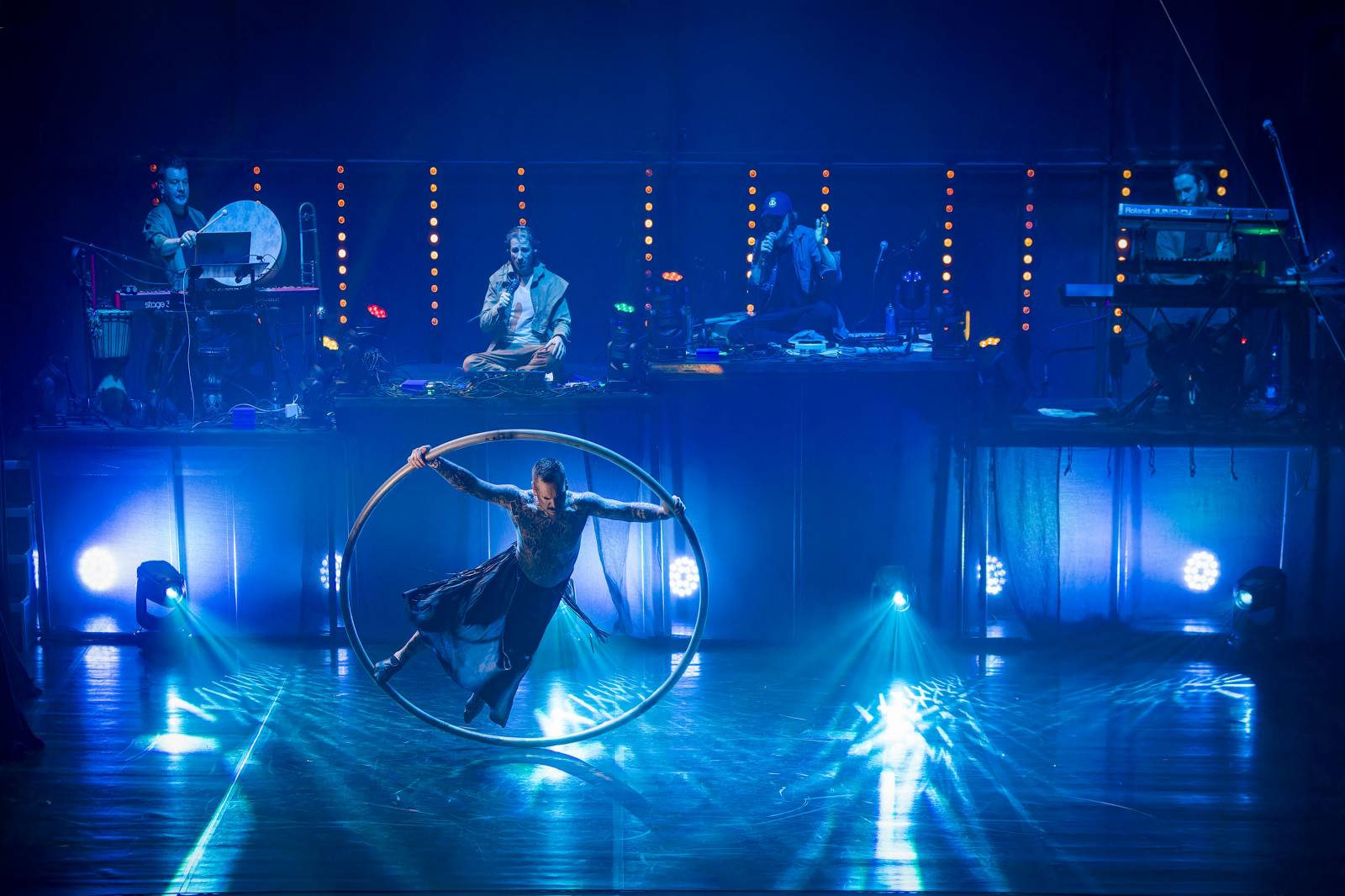 Dan Bárta, Endru a Jen Hovorka kouzlili v Branickém divadle. Doprovodili je akrobaté z Losers Cirque Company