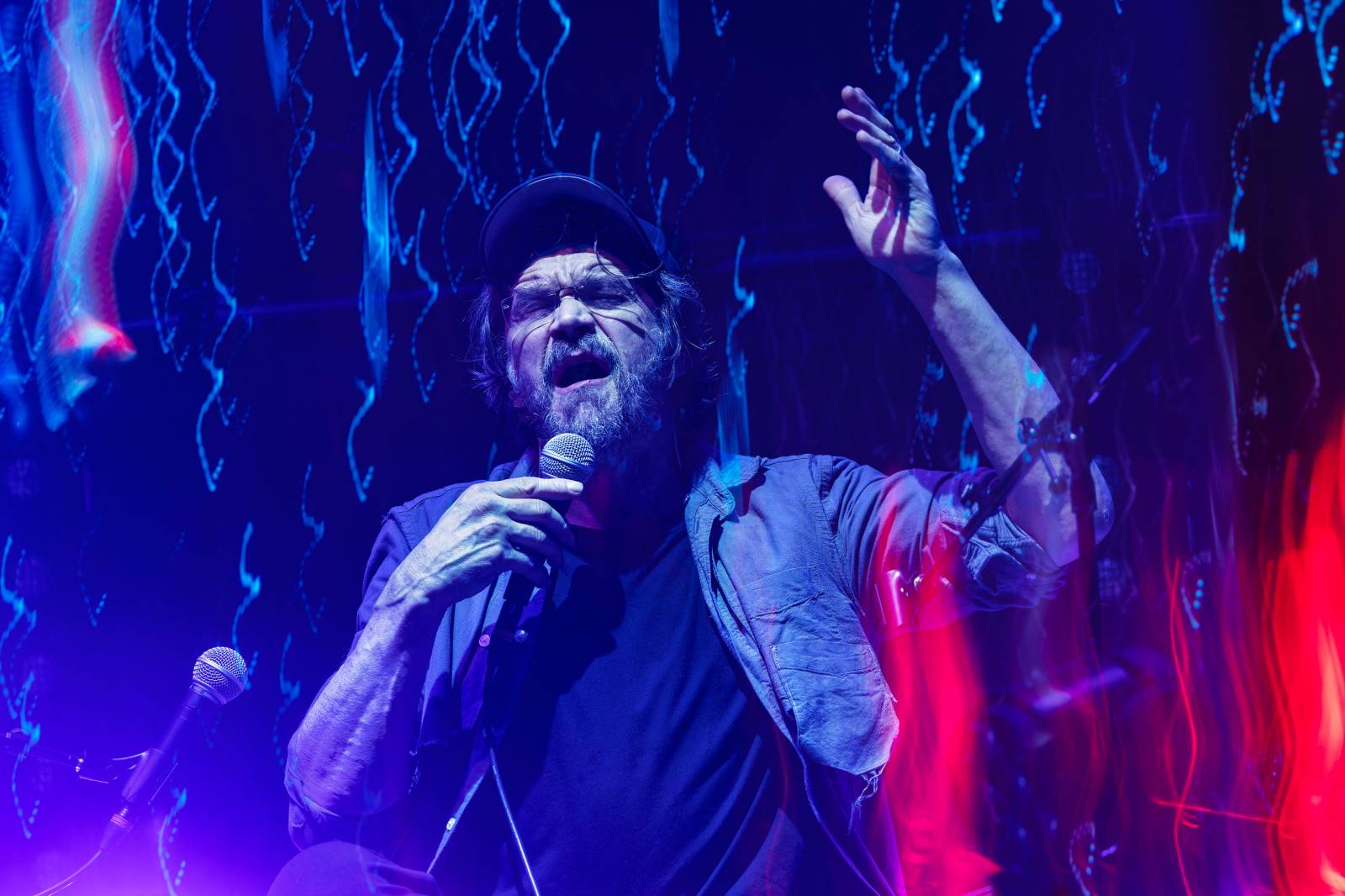 Dan Bárta, Endru a Jen Hovorka kouzlili v Branickém divadle. Doprovodili je akrobaté z Losers Cirque Company