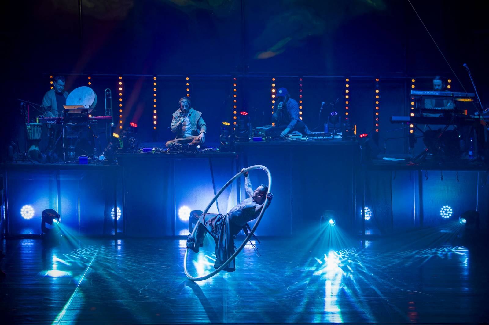 Dan Bárta, Endru a Jen Hovorka kouzlili v Branickém divadle. Doprovodili je akrobaté z Losers Cirque Company