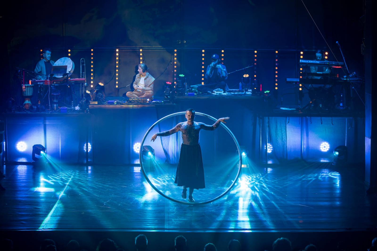 Dan Bárta, Endru a Jen Hovorka kouzlili v Branickém divadle. Doprovodili je akrobaté z Losers Cirque Company