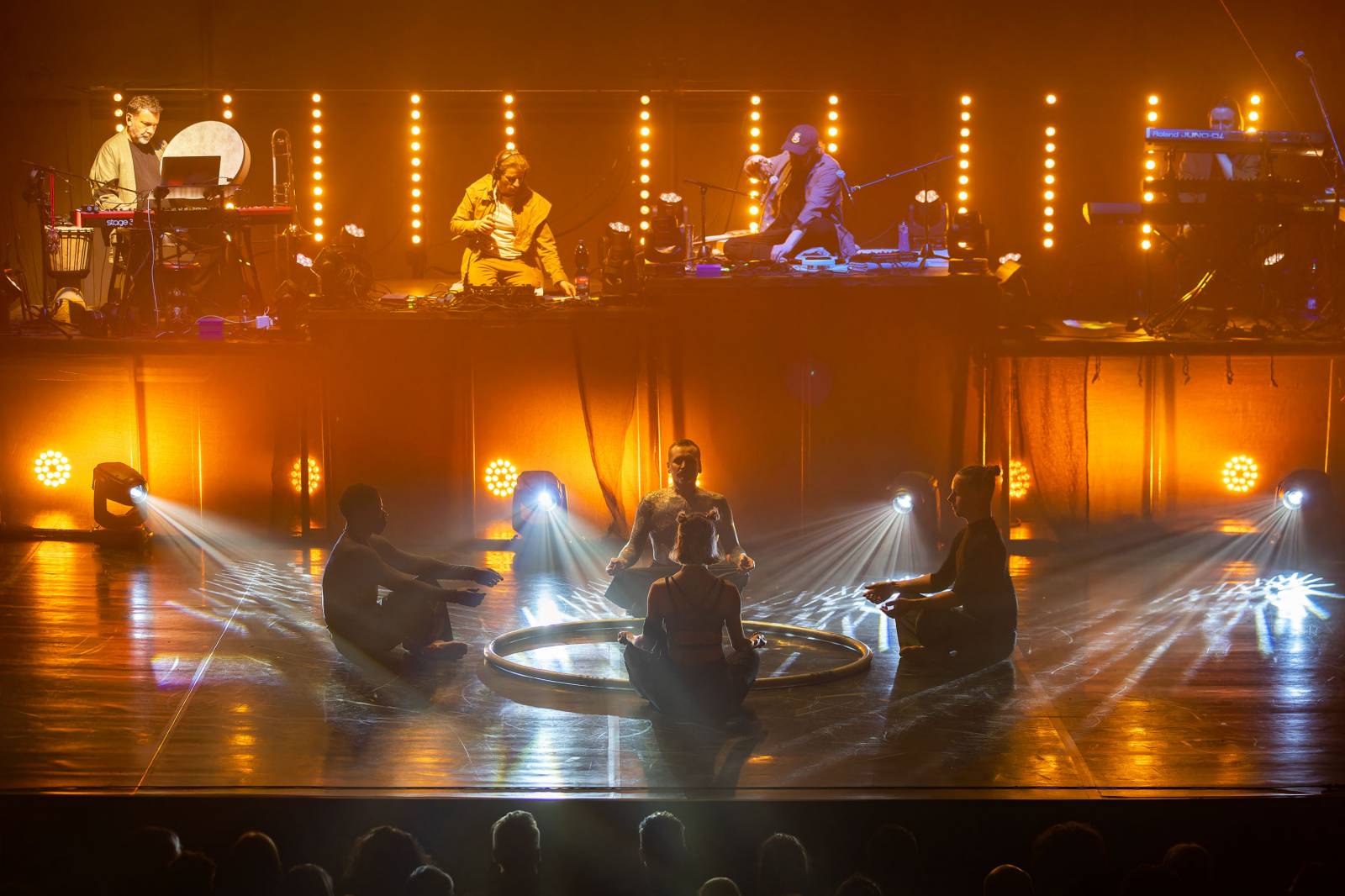 Dan Bárta, Endru a Jen Hovorka kouzlili v Branickém divadle. Doprovodili je akrobaté z Losers Cirque Company