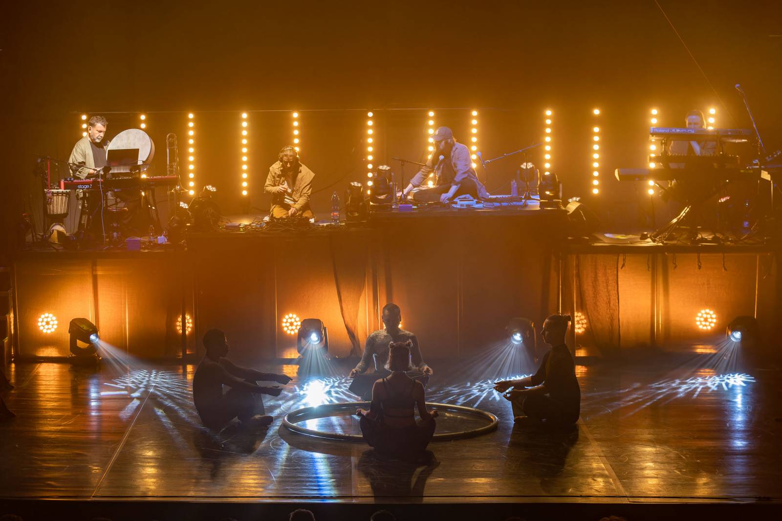 Dan Bárta, Endru a Jen Hovorka kouzlili v Branickém divadle. Doprovodili je akrobaté z Losers Cirque Company