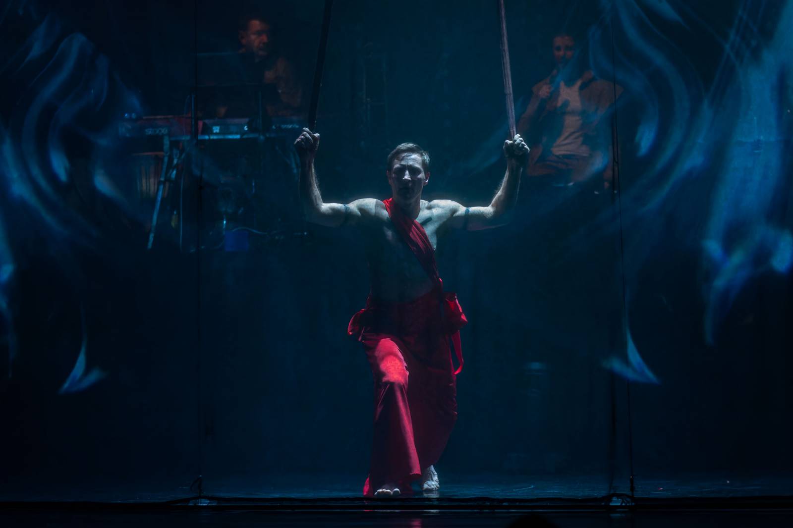 Dan Bárta, Endru a Jen Hovorka kouzlili v Branickém divadle. Doprovodili je akrobaté z Losers Cirque Company