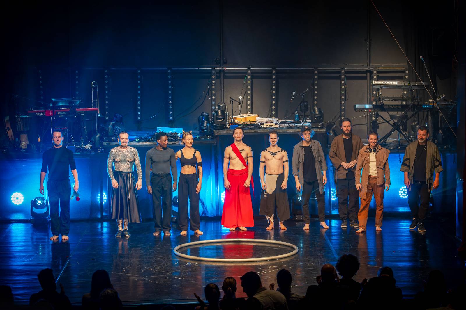 Dan Bárta, Endru a Jen Hovorka kouzlili v Branickém divadle. Doprovodili je akrobaté z Losers Cirque Company