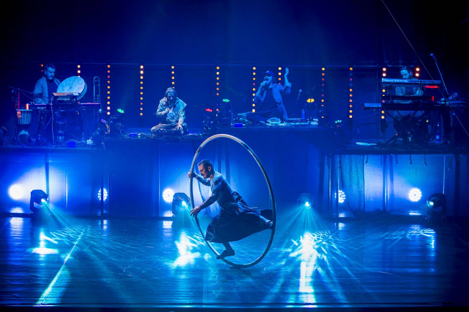 Dan Bárta, Endru a Jen Hovorka kouzlili v Branickém divadle. Doprovodili je akrobaté z Losers Cirque Company