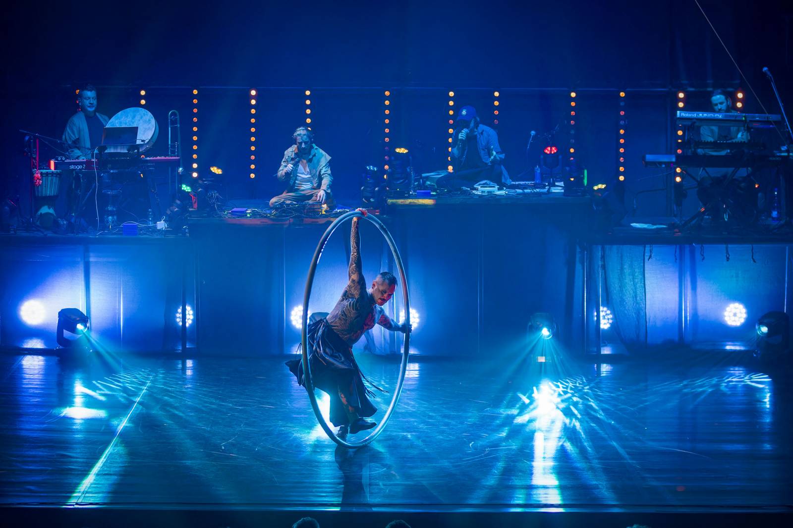 Dan Bárta, Endru a Jen Hovorka kouzlili v Branickém divadle. Doprovodili je akrobaté z Losers Cirque Company