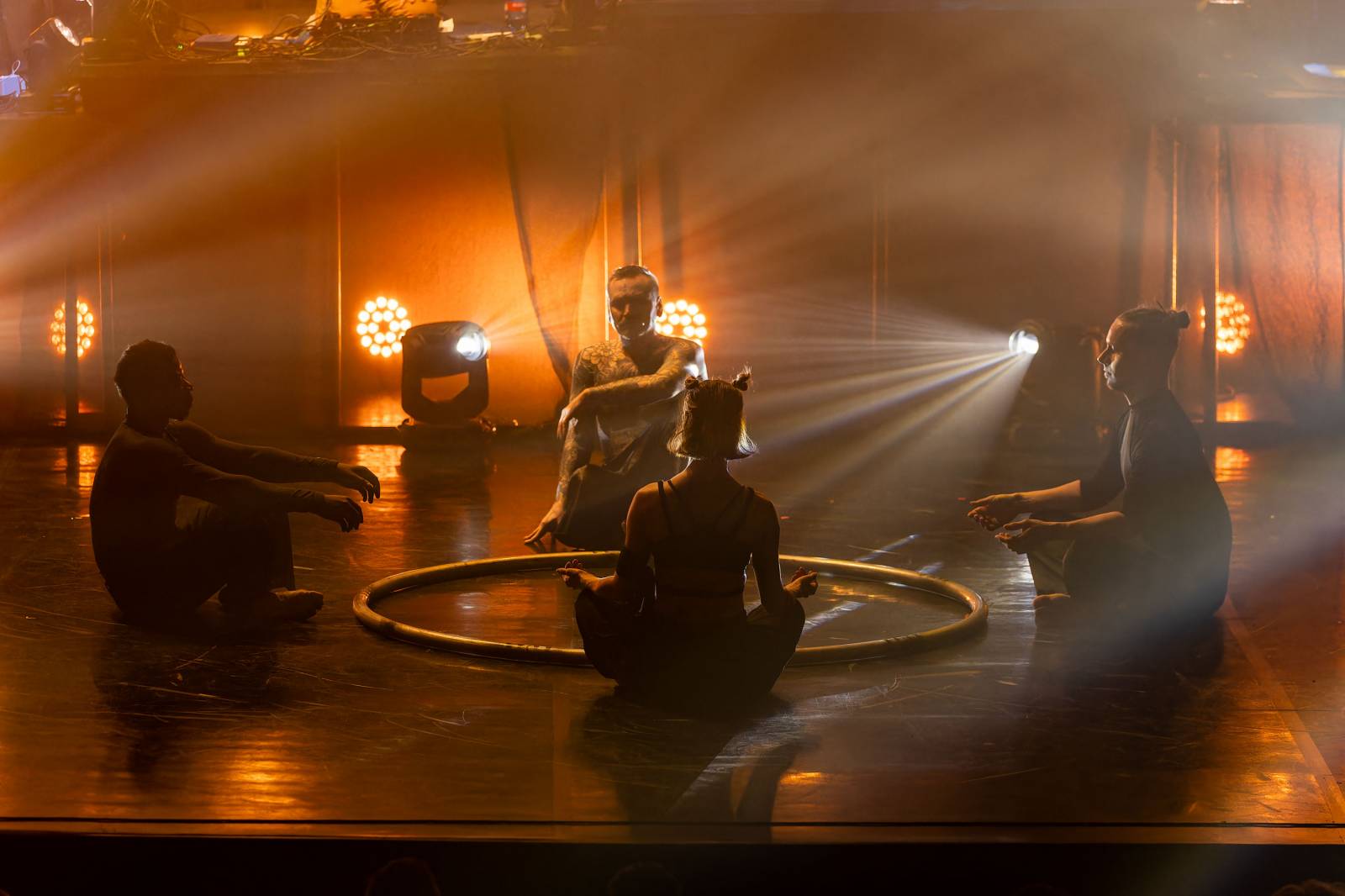 Dan Bárta, Endru a Jen Hovorka kouzlili v Branickém divadle. Doprovodili je akrobaté z Losers Cirque Company